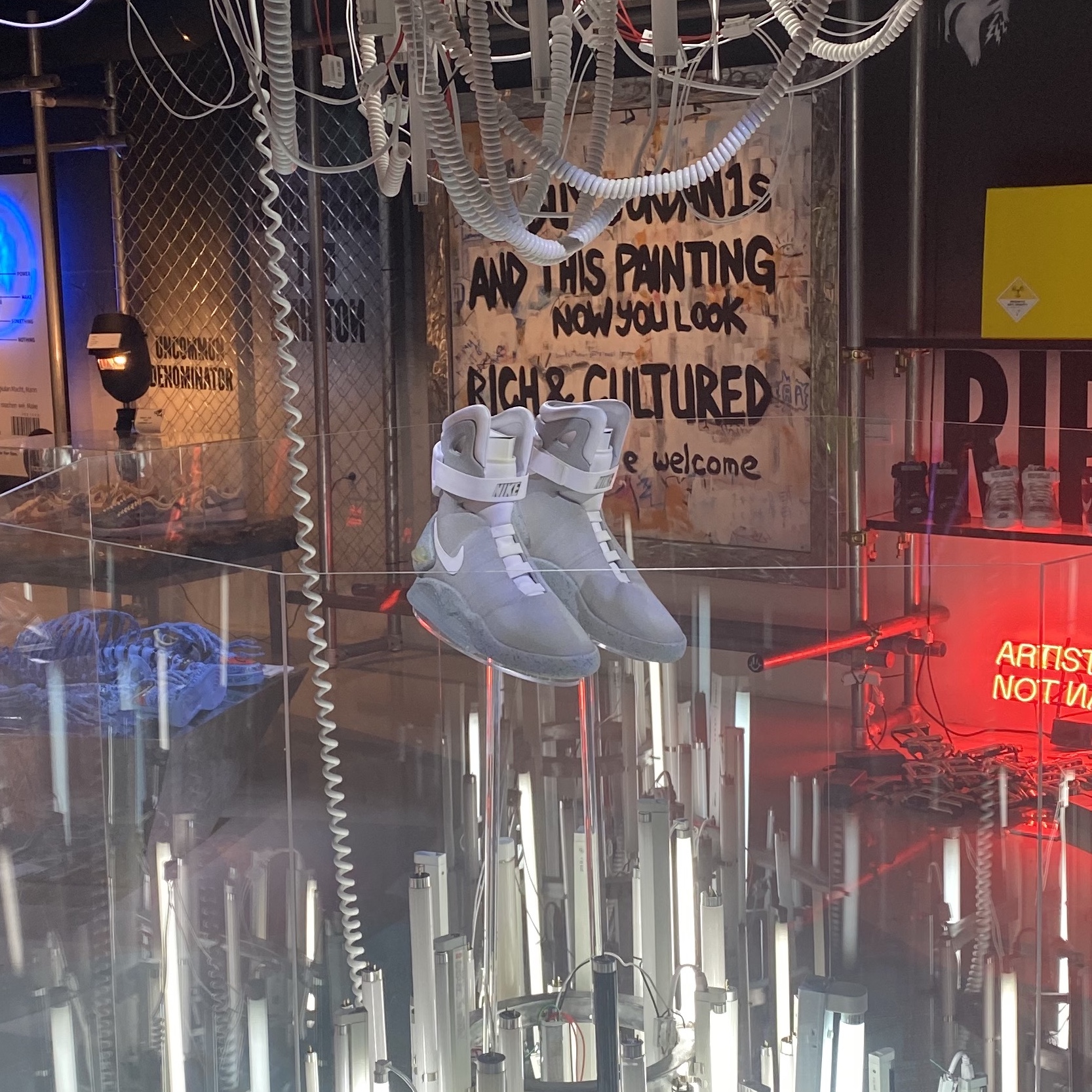Nike MAG Back to the Future 2011 착용 스타일