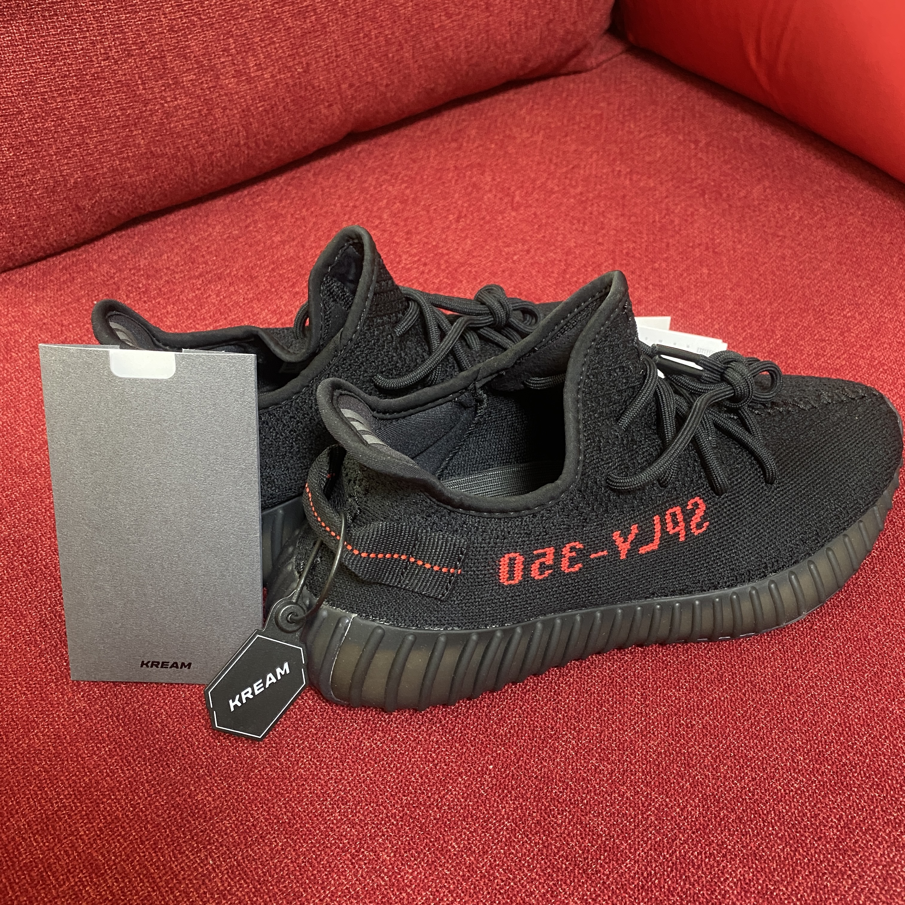 Adidas Yeezy Boost 350 V2 Black Red 2020 착용 스타일 - 2