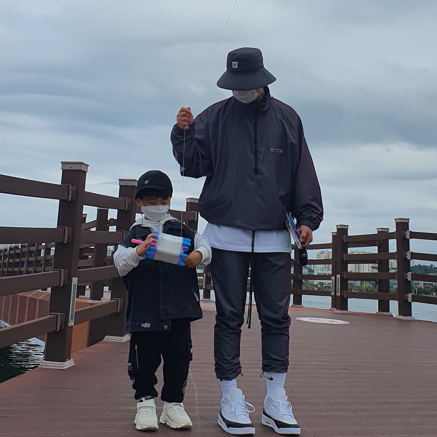 Essentials Track Jacket Iridescent - 20SS, Essentials Track Pants Iridescent - 20SS 착용 스타일