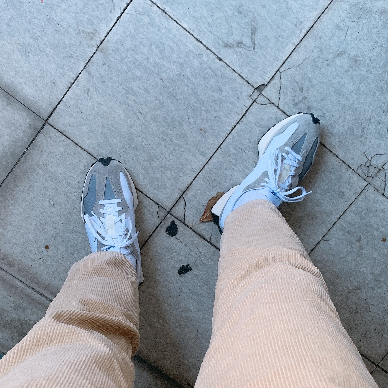 New Balance 327 Grey 착용 스타일