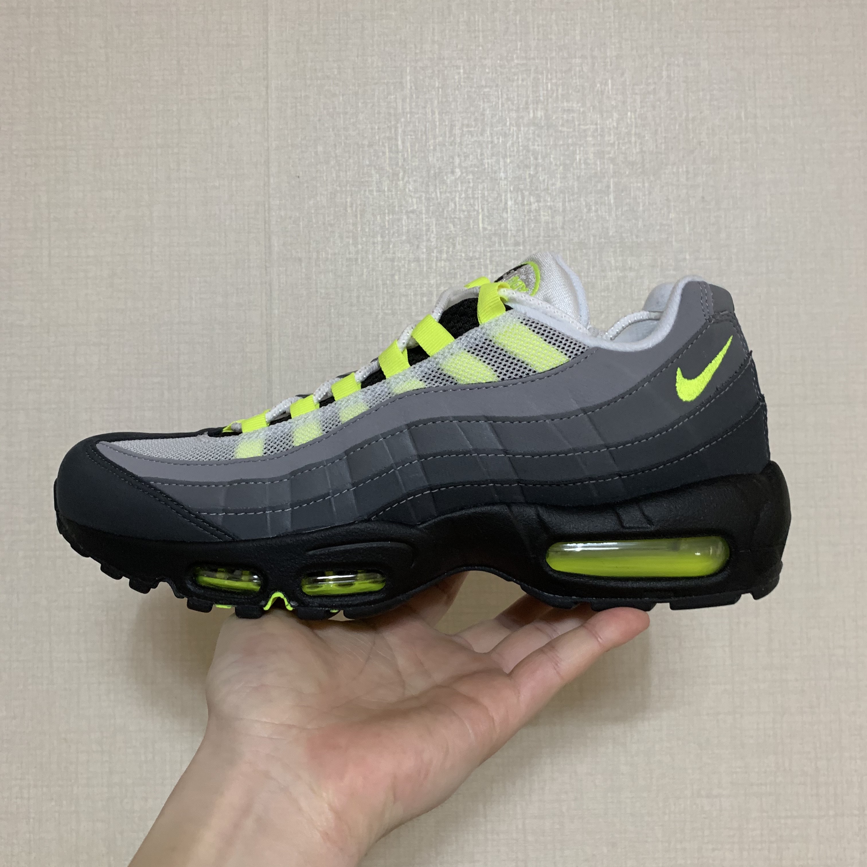 Nike Air Max 95 OG Neon Yellow 2020 착용 스타일 - 1