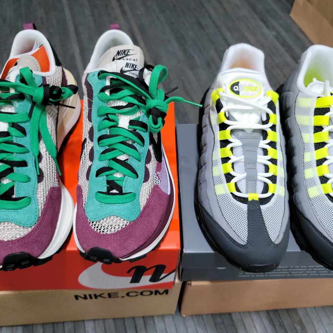 Nike Air Max 95 OG Neon Yellow 2020, Nike x Sacai VaporWaffle String & Black Villain Red 착용 스타일 - 3