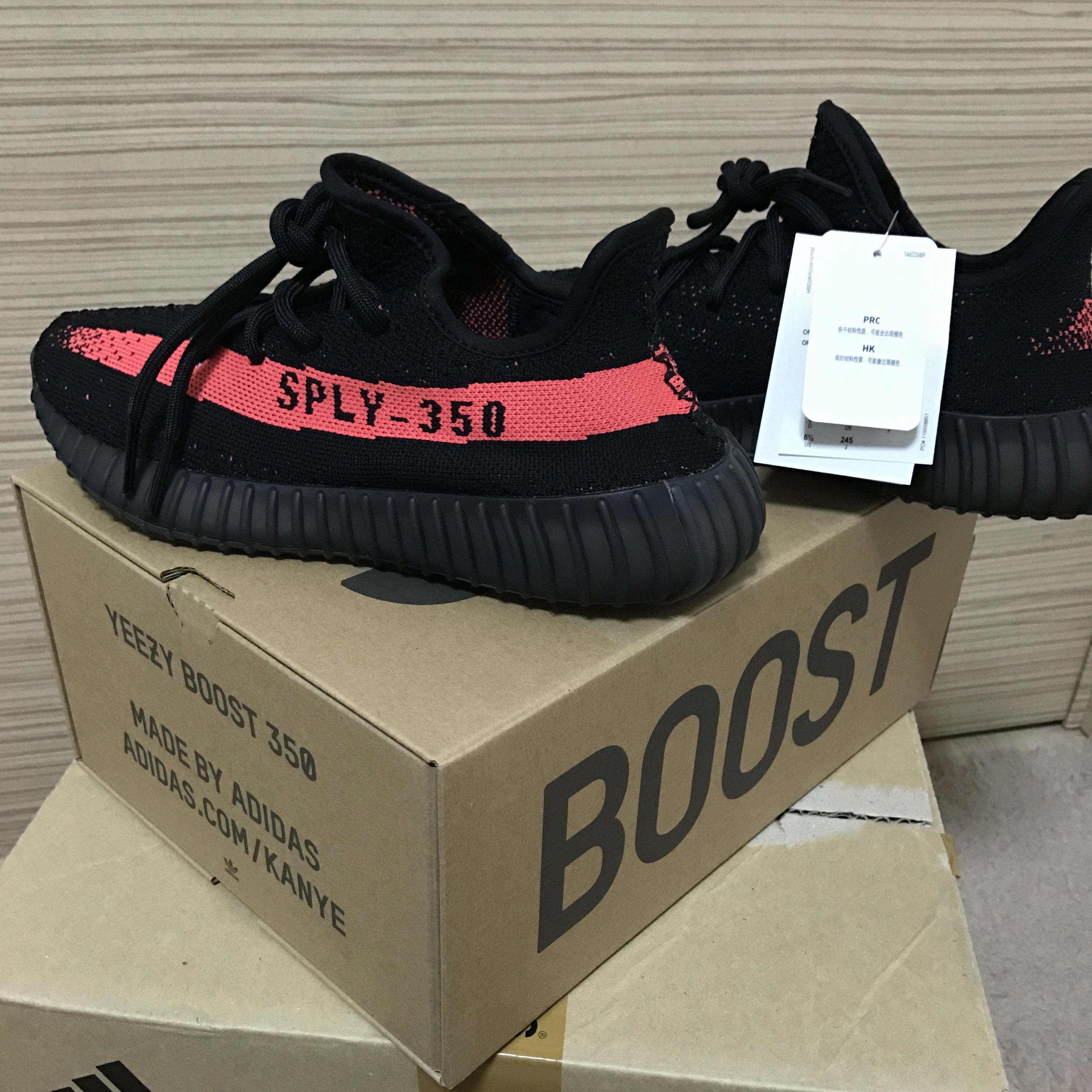 Adidas Yeezy Boost 350 V2 Core Black Red 2016 착용 스타일 - 2