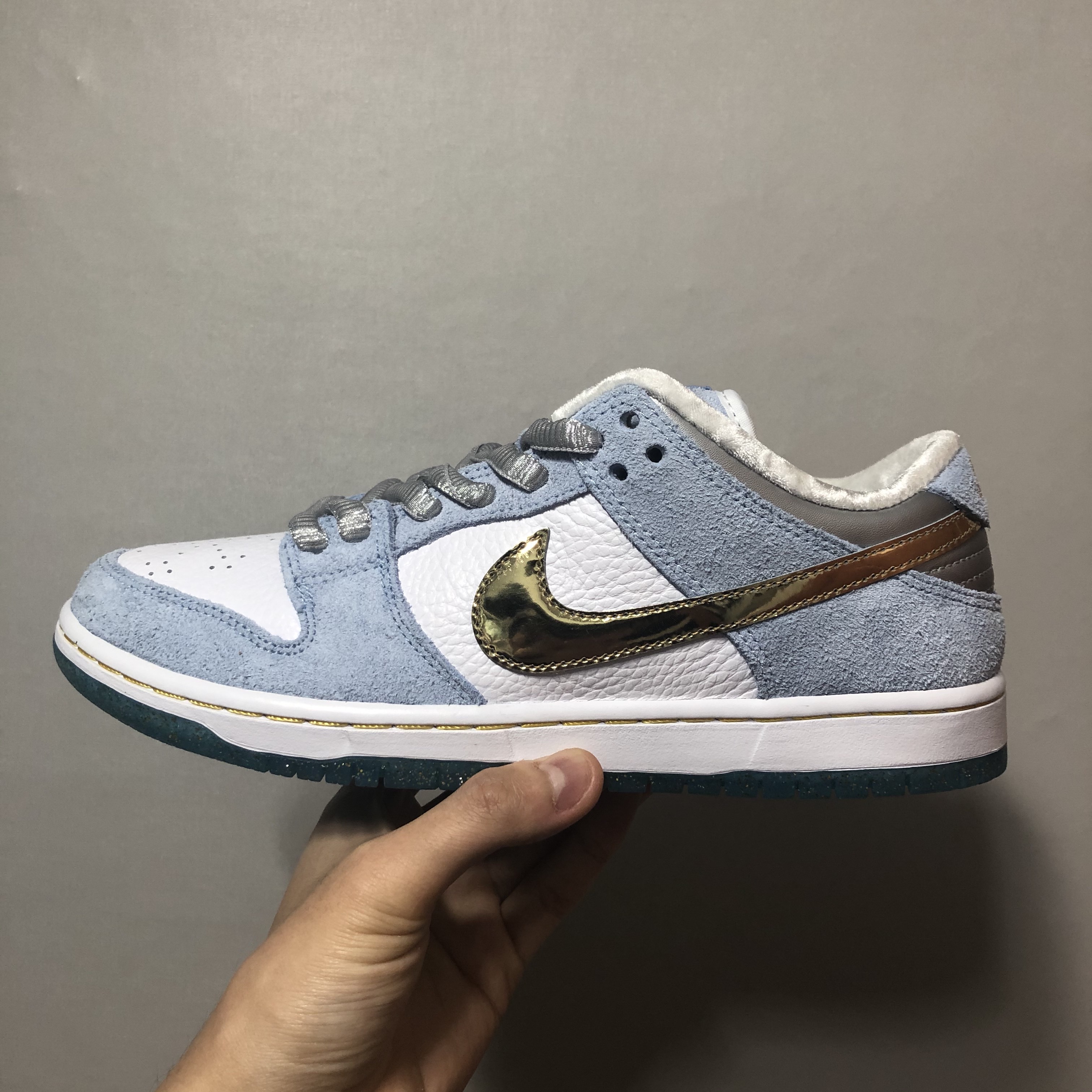 Nike x Sean Cliver SB Dunk Low Holiday Special 착용 스타일 - 3