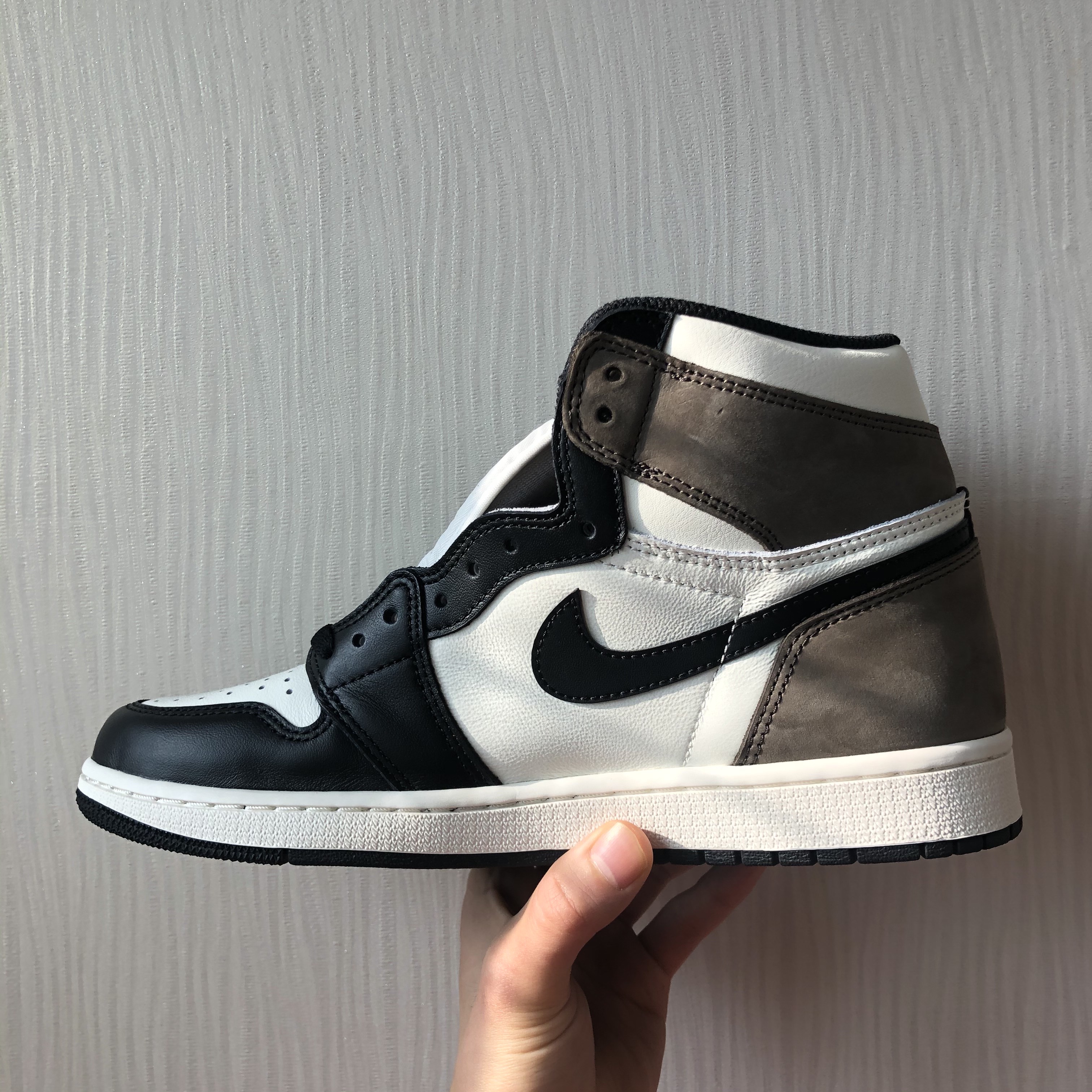 Jordan 1 Retro High OG Black Mocha 착용 스타일