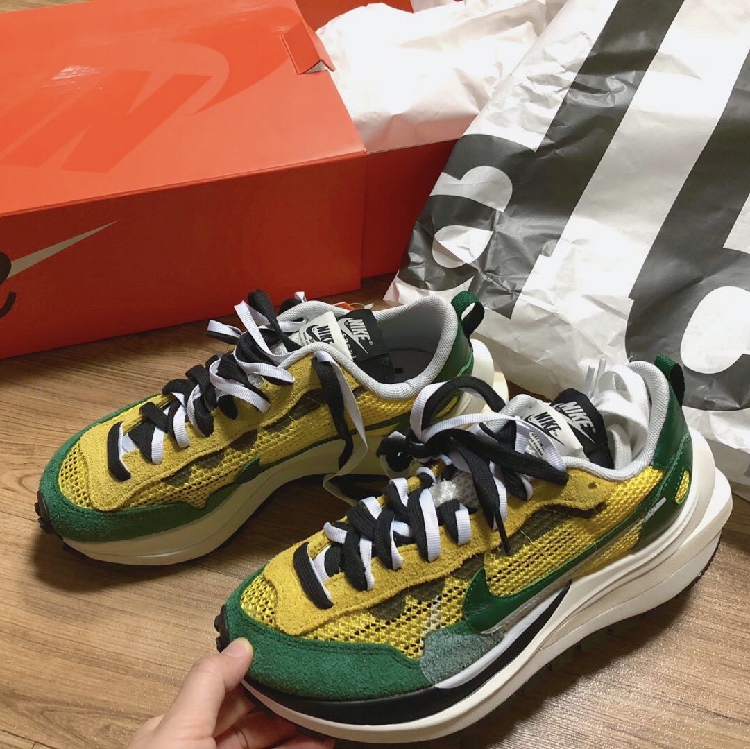 Nike x Sacai VaporWaffle Tour Yellow & Gorge Green Sail 착용 스타일