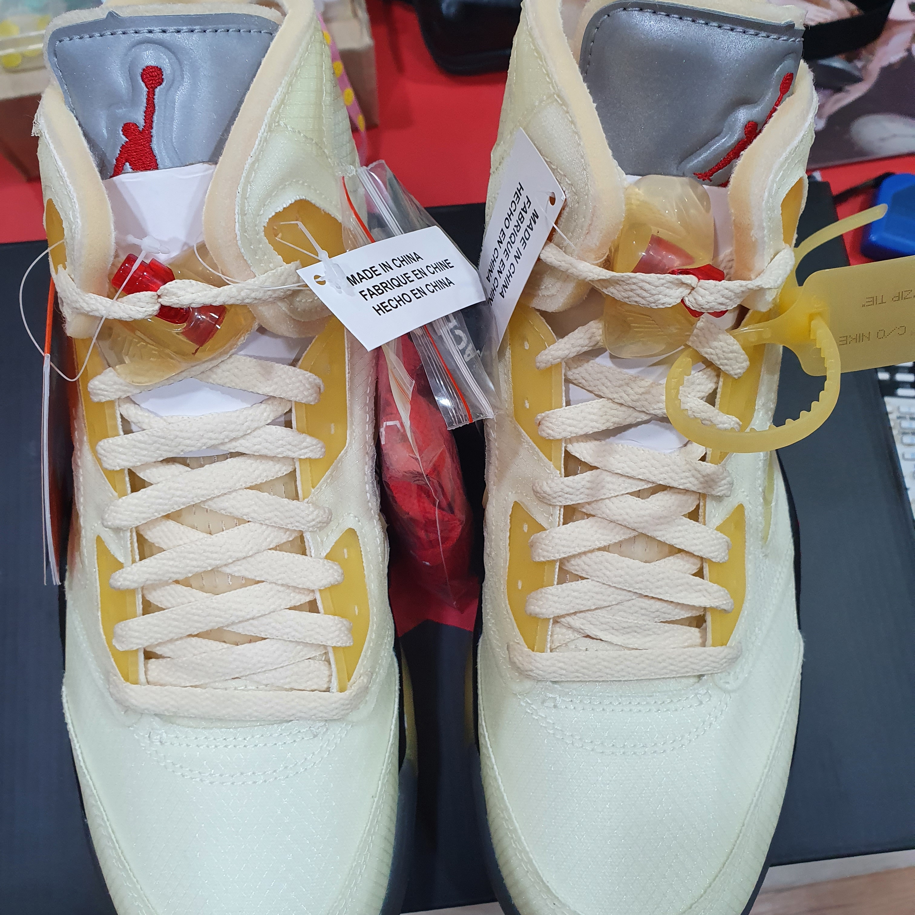 Jordan 5 x Off-White Retro SP Sail Fire Red 착용 스타일 - 2
