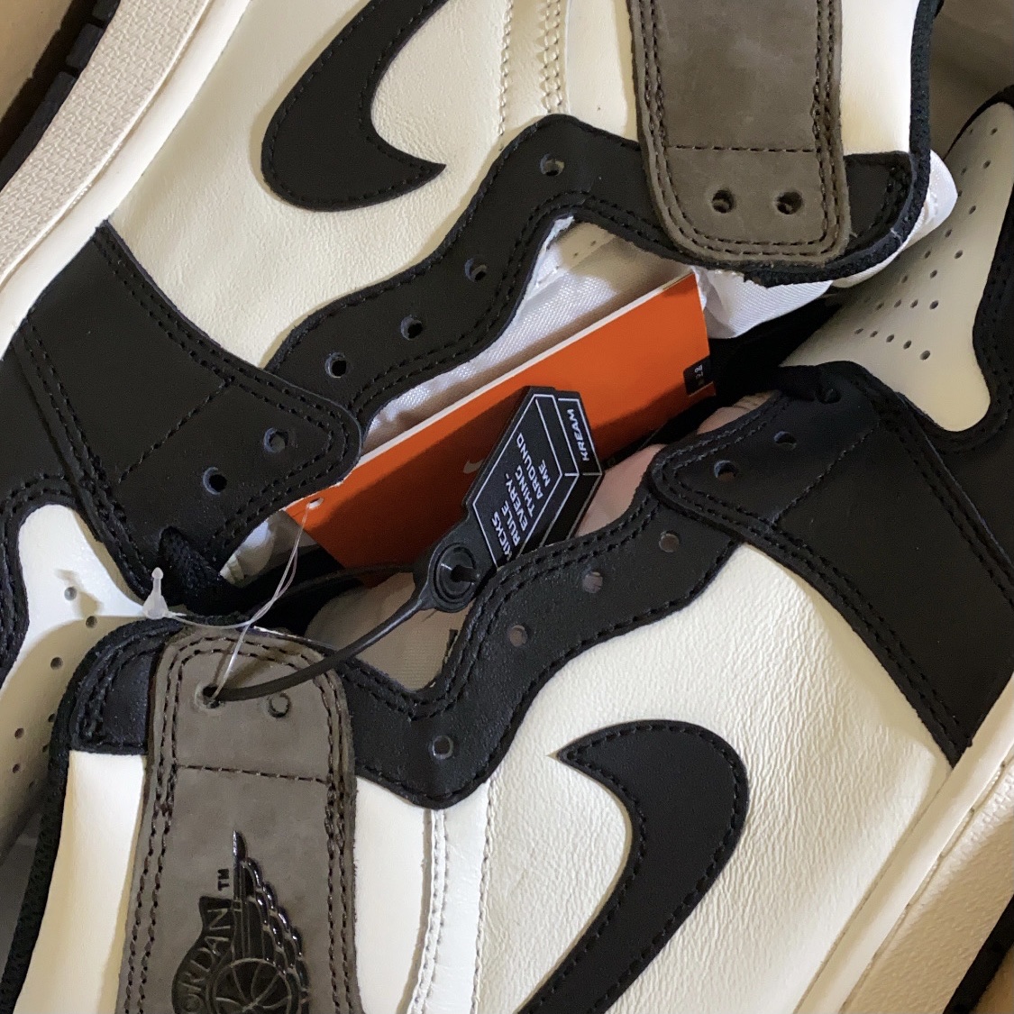 Jordan 1 Retro High OG Black Mocha 착용 스타일 - 2