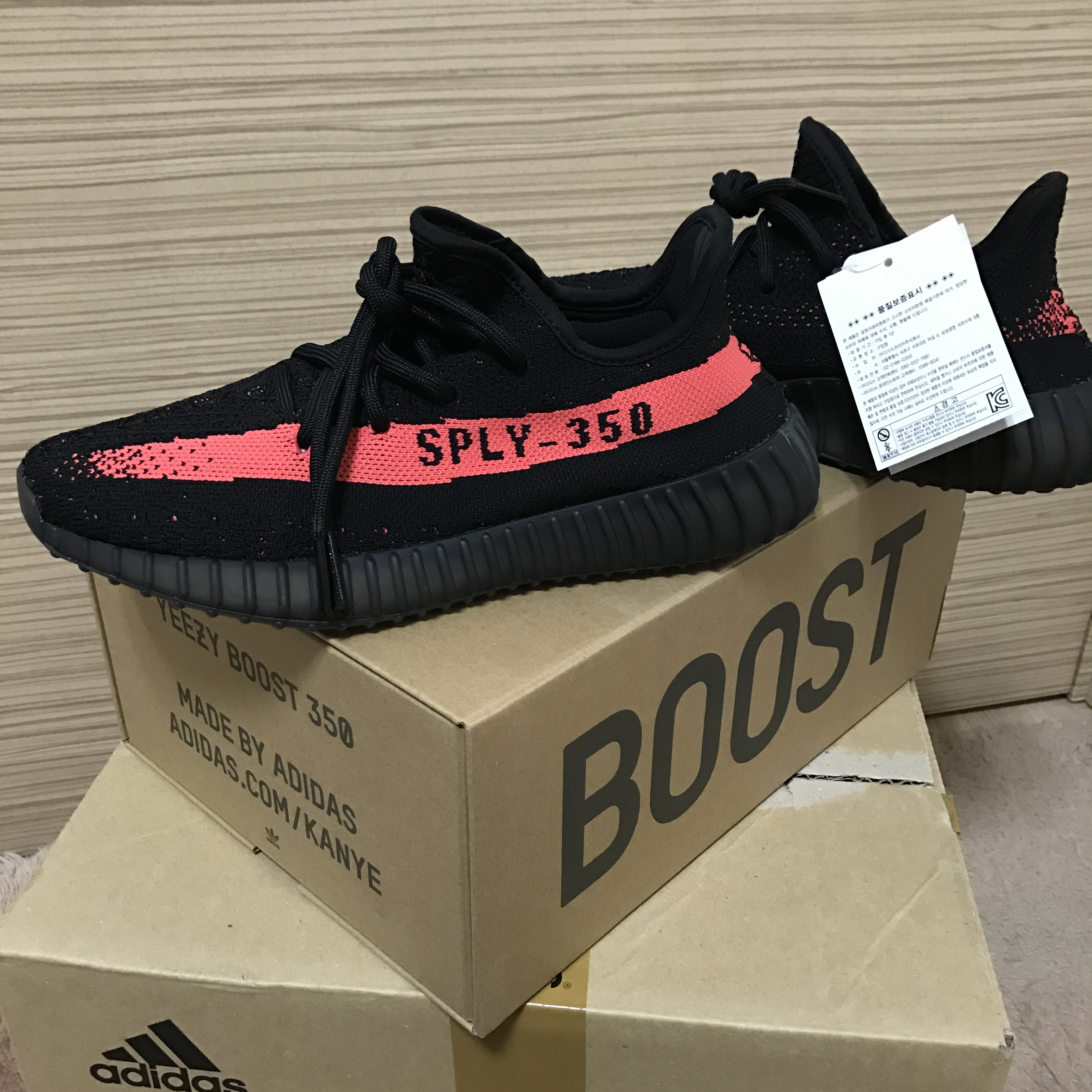 Adidas Yeezy Boost 350 V2 Core Black Red 2016 착용 스타일 - 1