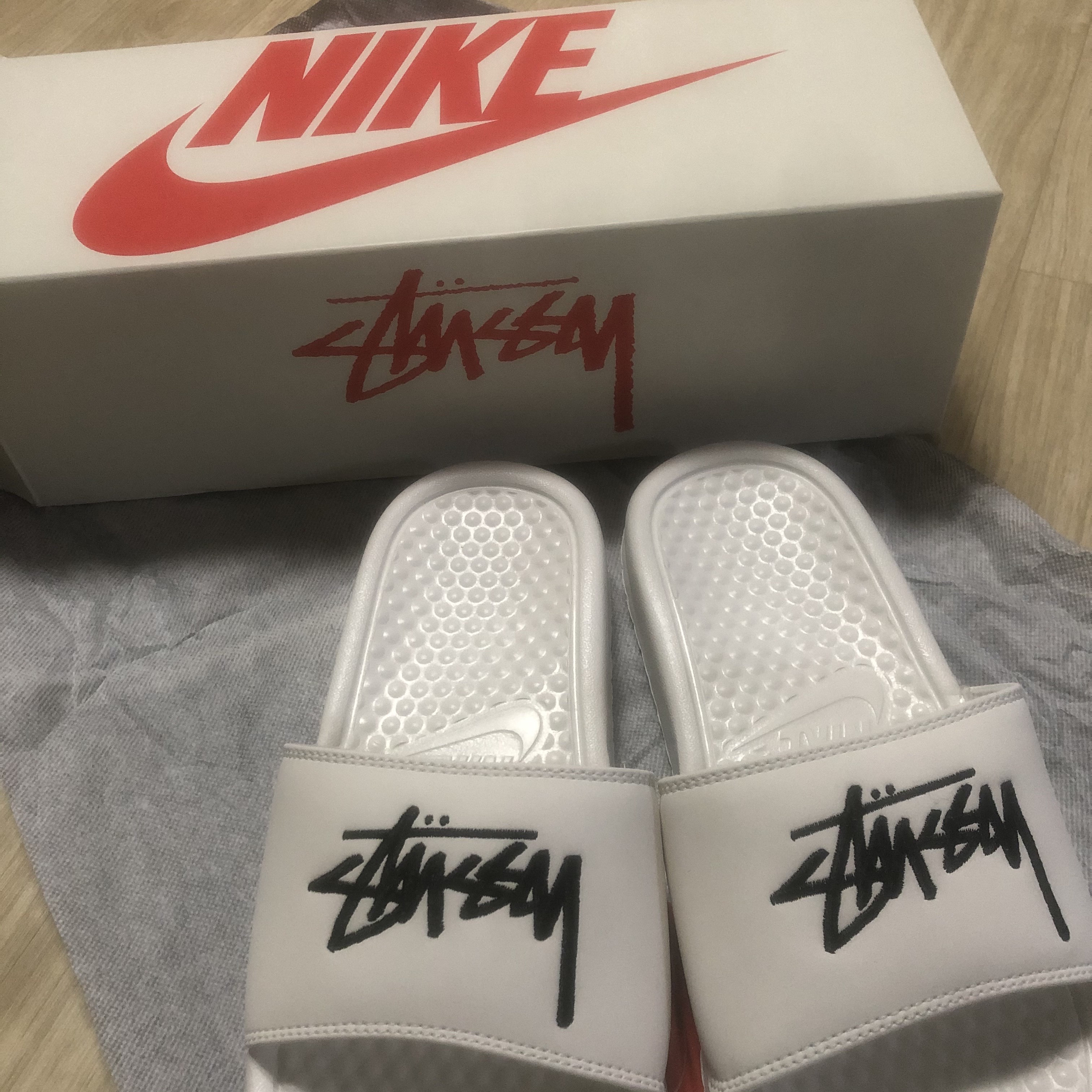 Nike x Stussy Benassi Slide Sail 착용 스타일