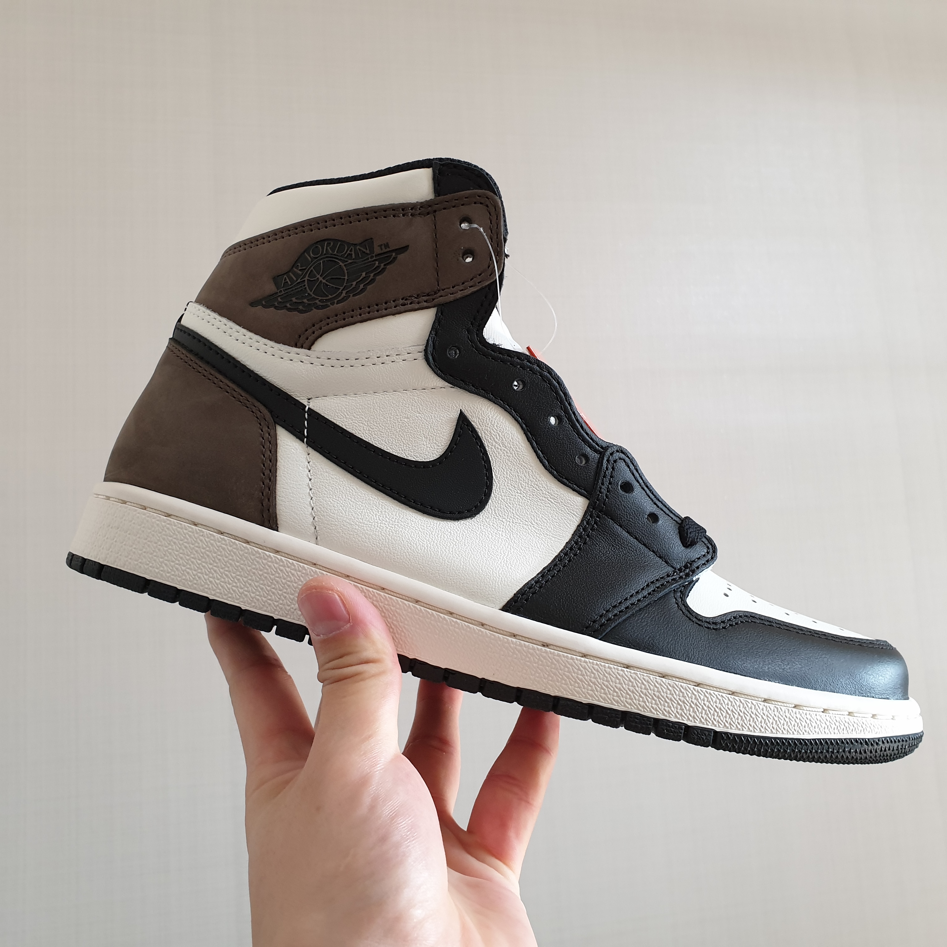 Jordan 1 Retro High OG Black Mocha 착용 스타일 - 1