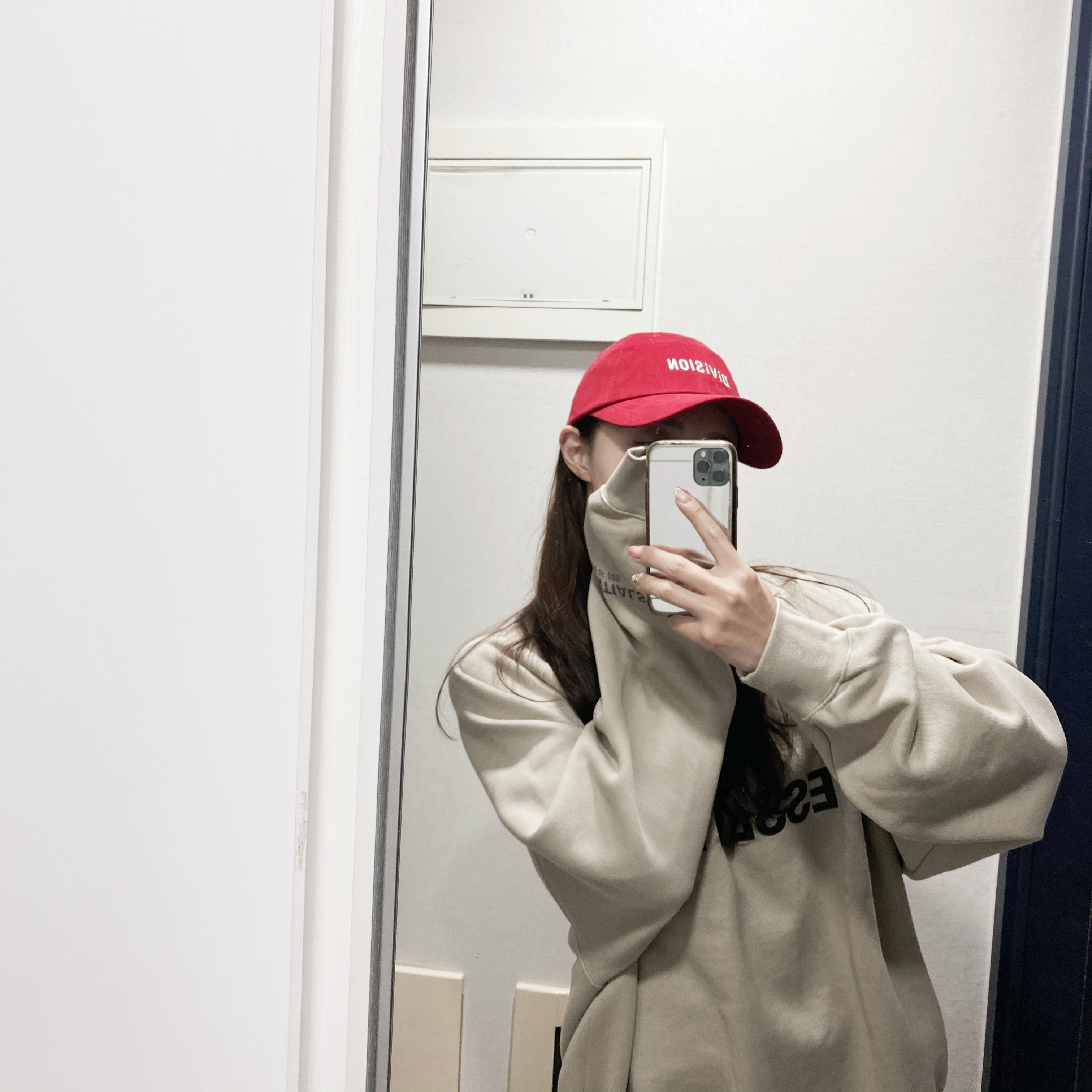 Essentials 3D Silicon Applique Crewneck String Tan - 20SS 착용 스타일 - 2