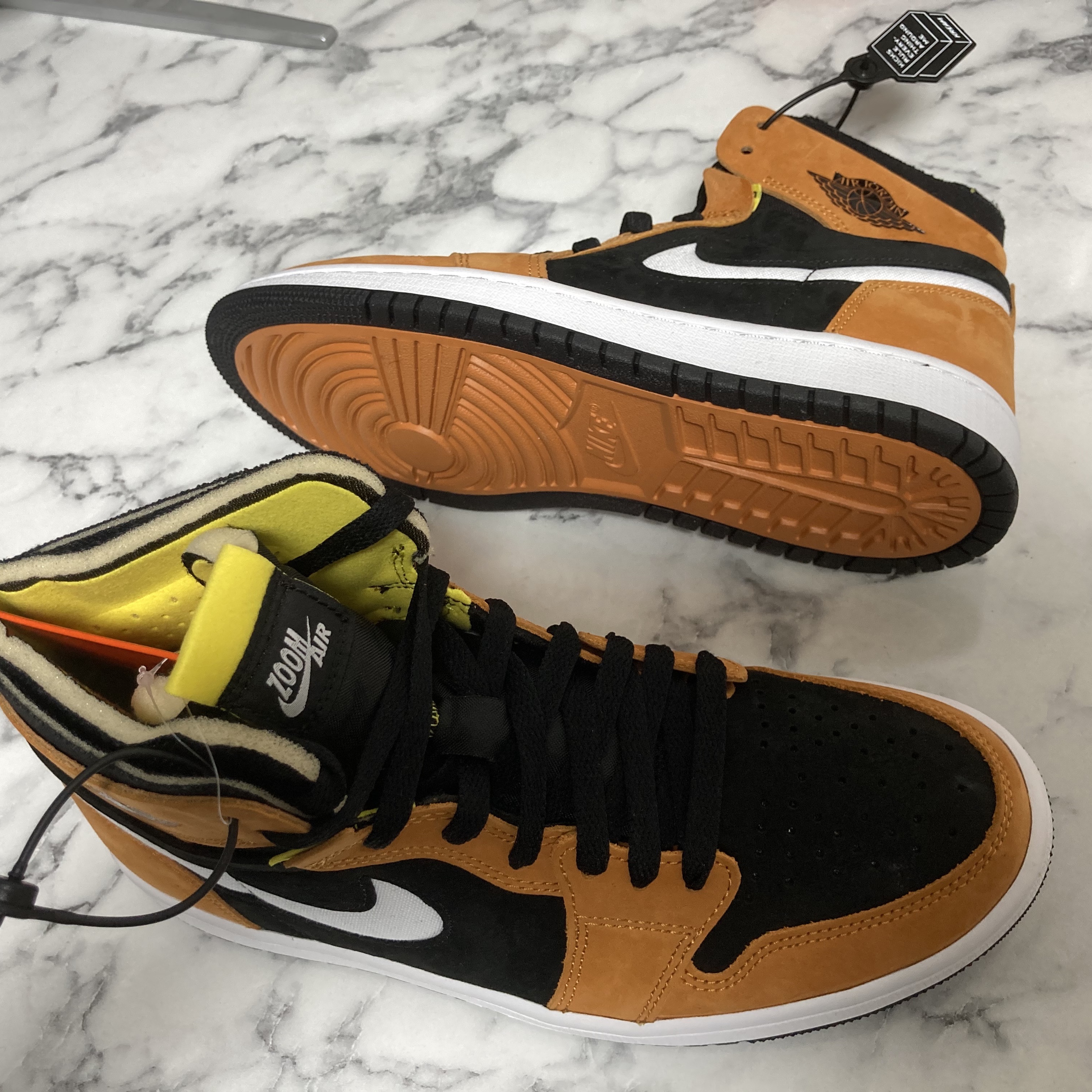 Jordan 1 Zoom Air CMFT Monarch Orange 착용 스타일 - 2