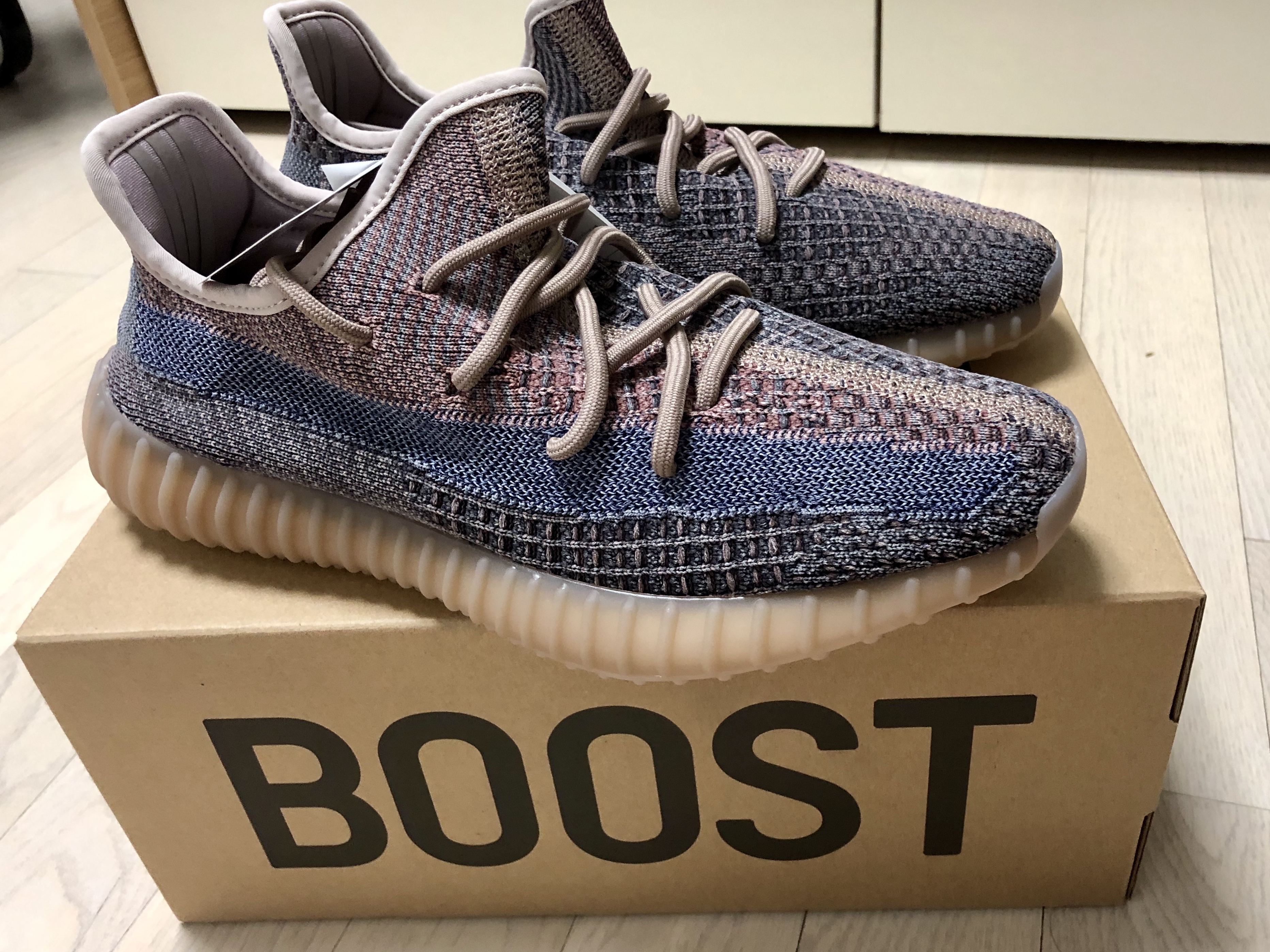 Adidas Yeezy Boost 350 V2 Fade 착용 스타일