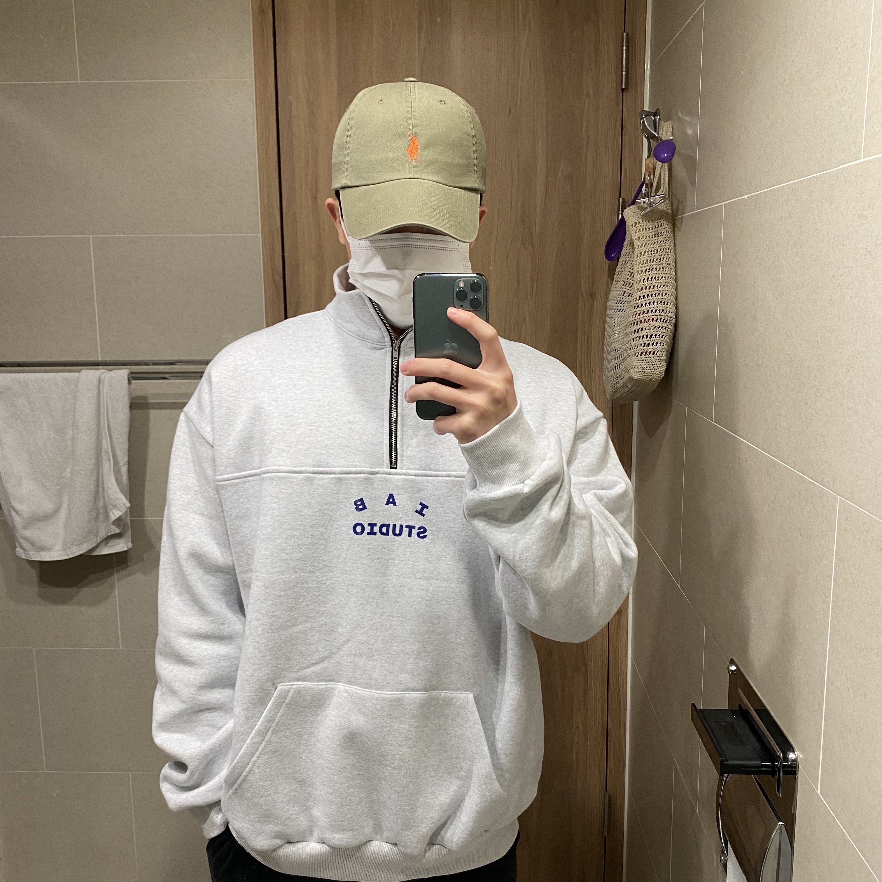 IAB Studio Half Zip Pullover Light Gray 착용 스타일