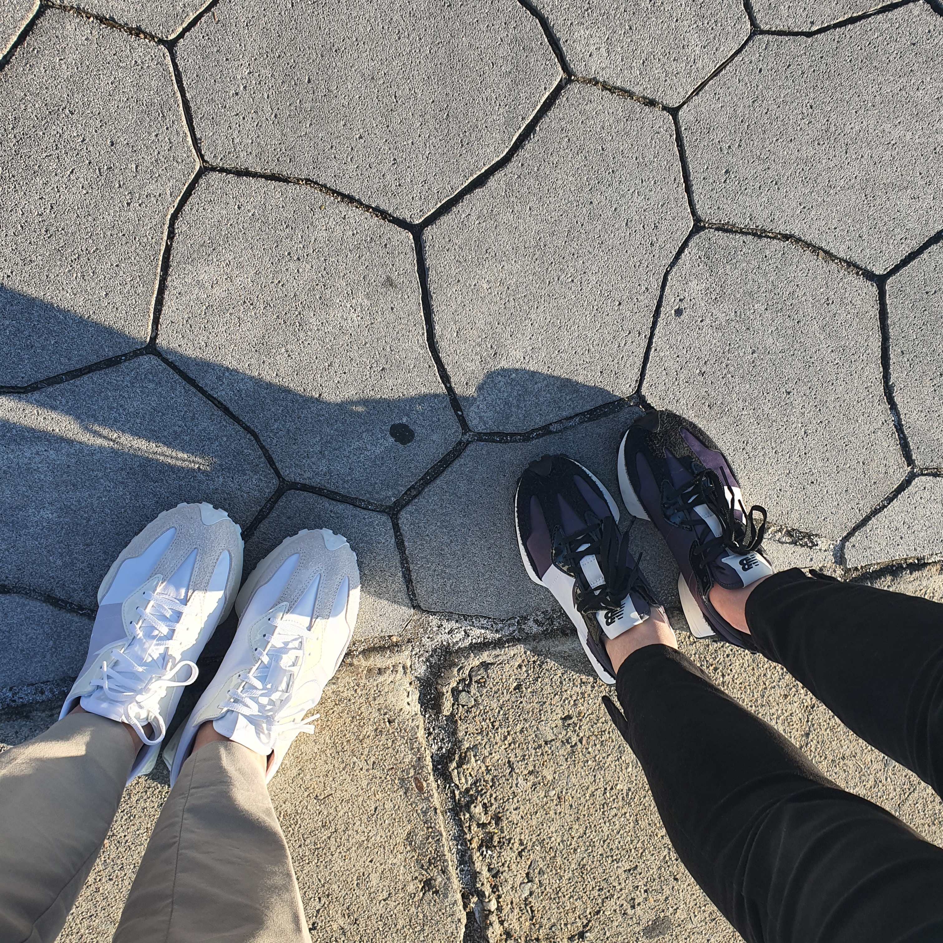 (W) New Balance 327 White Moonbeam, (W) New Balance 327 Black Grey 착용 스타일