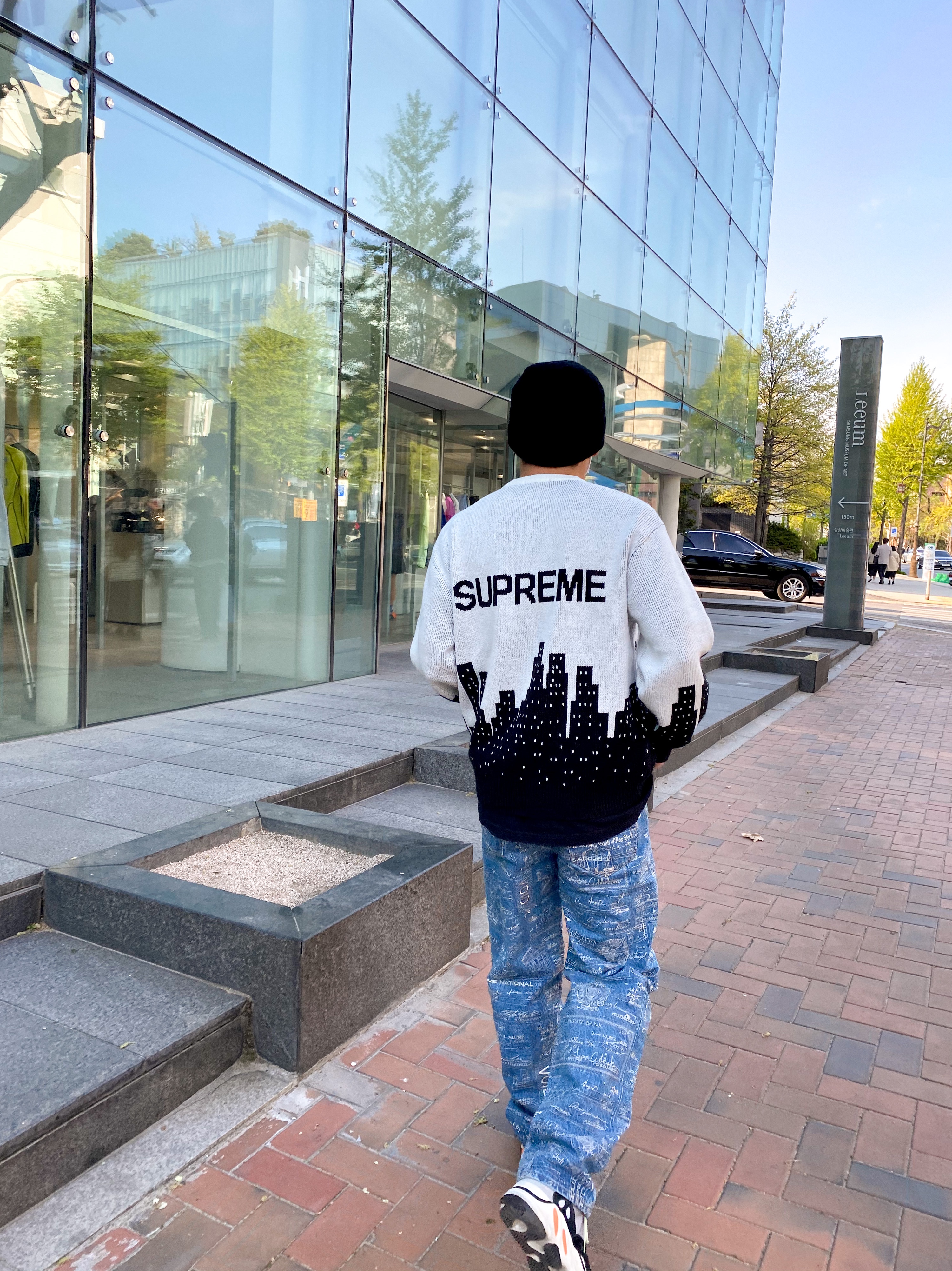 Supreme New York Sweater White - 20SS, Adidas Yeezy Boost 700 Wave Runner Solid Grey 2017/2019 착용 스타일