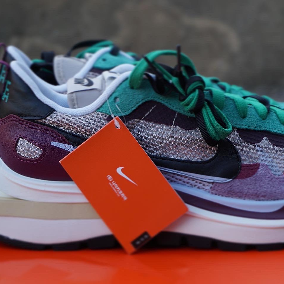 Nike x Sacai VaporWaffle String & Black Villain Red 착용 스타일 - 5