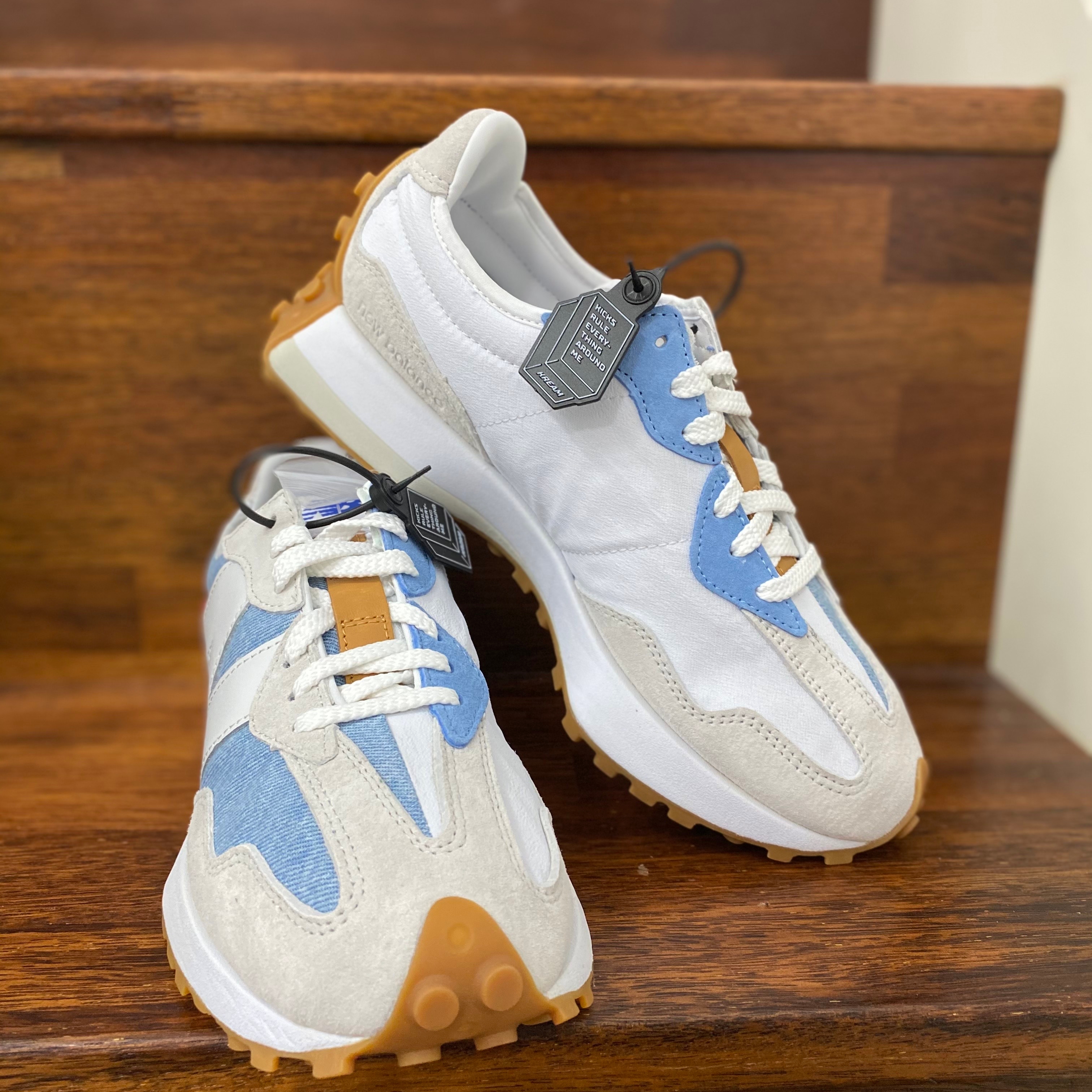 (W) New Balance x Levi's 327 Blue - Levi's Tag 착용 스타일 - 2