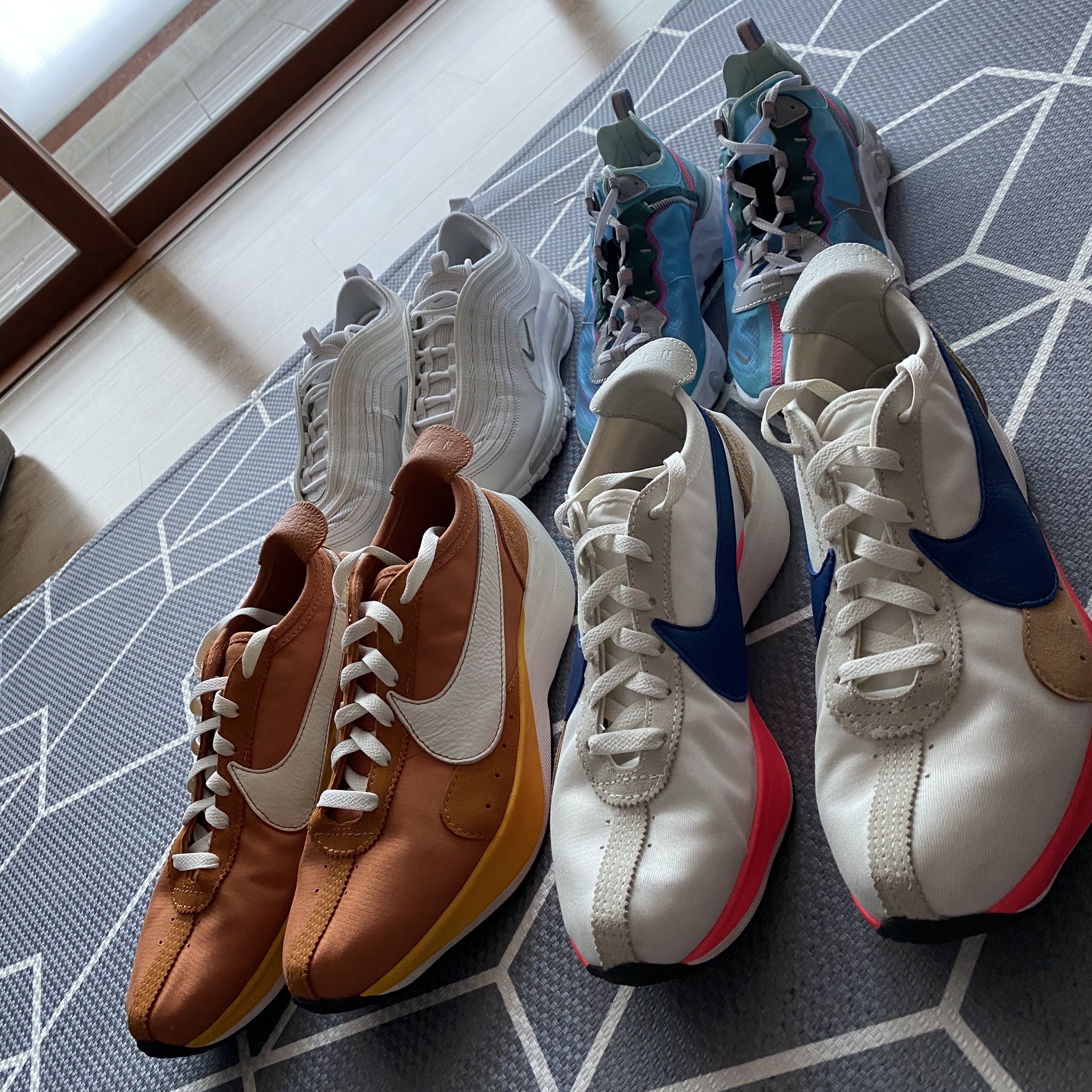 Nike Moon Racer Monarch, Nike Moon Racer Sail Solar Blue 착용 스타일