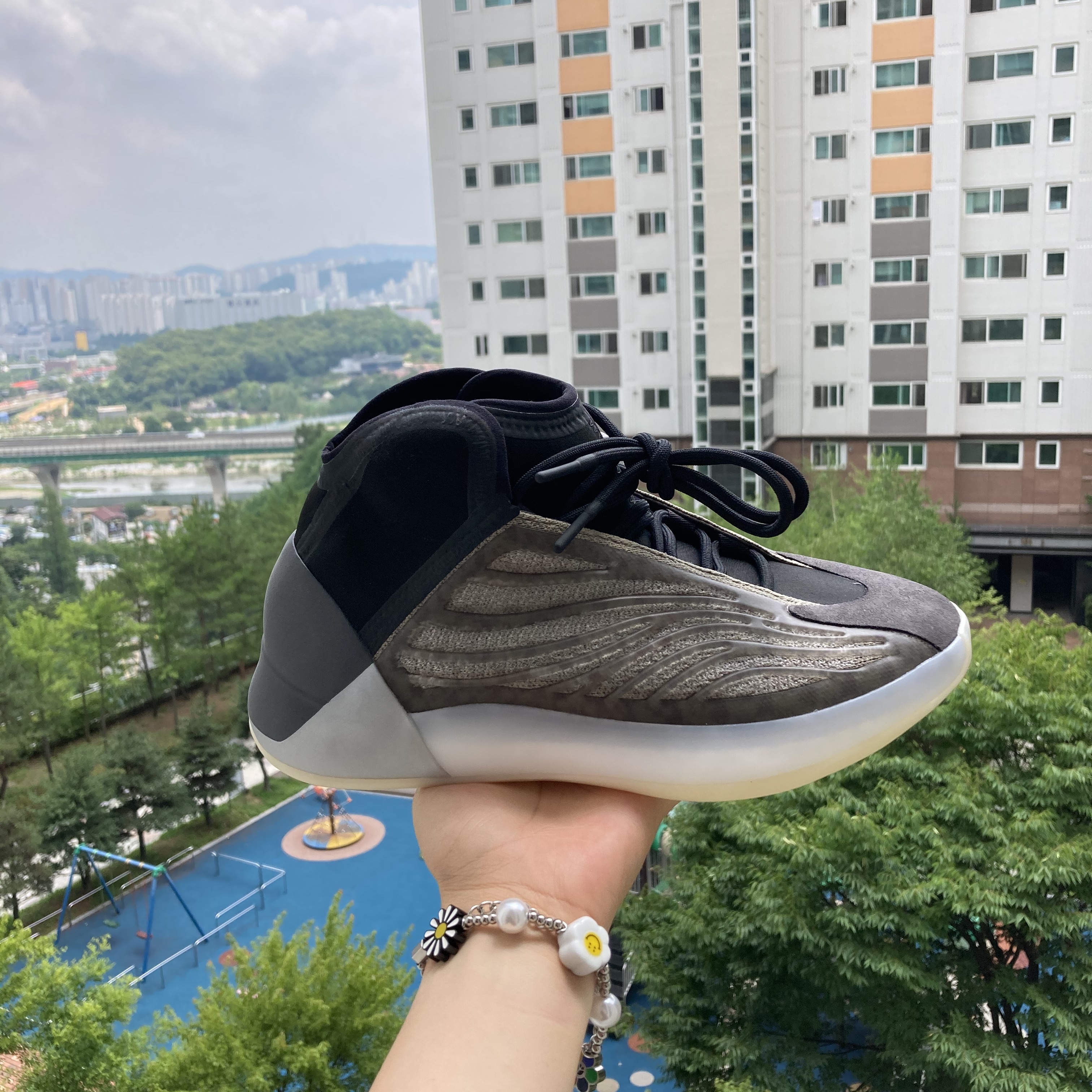 Adidas Yeezy QNTM Barium 착용 스타일