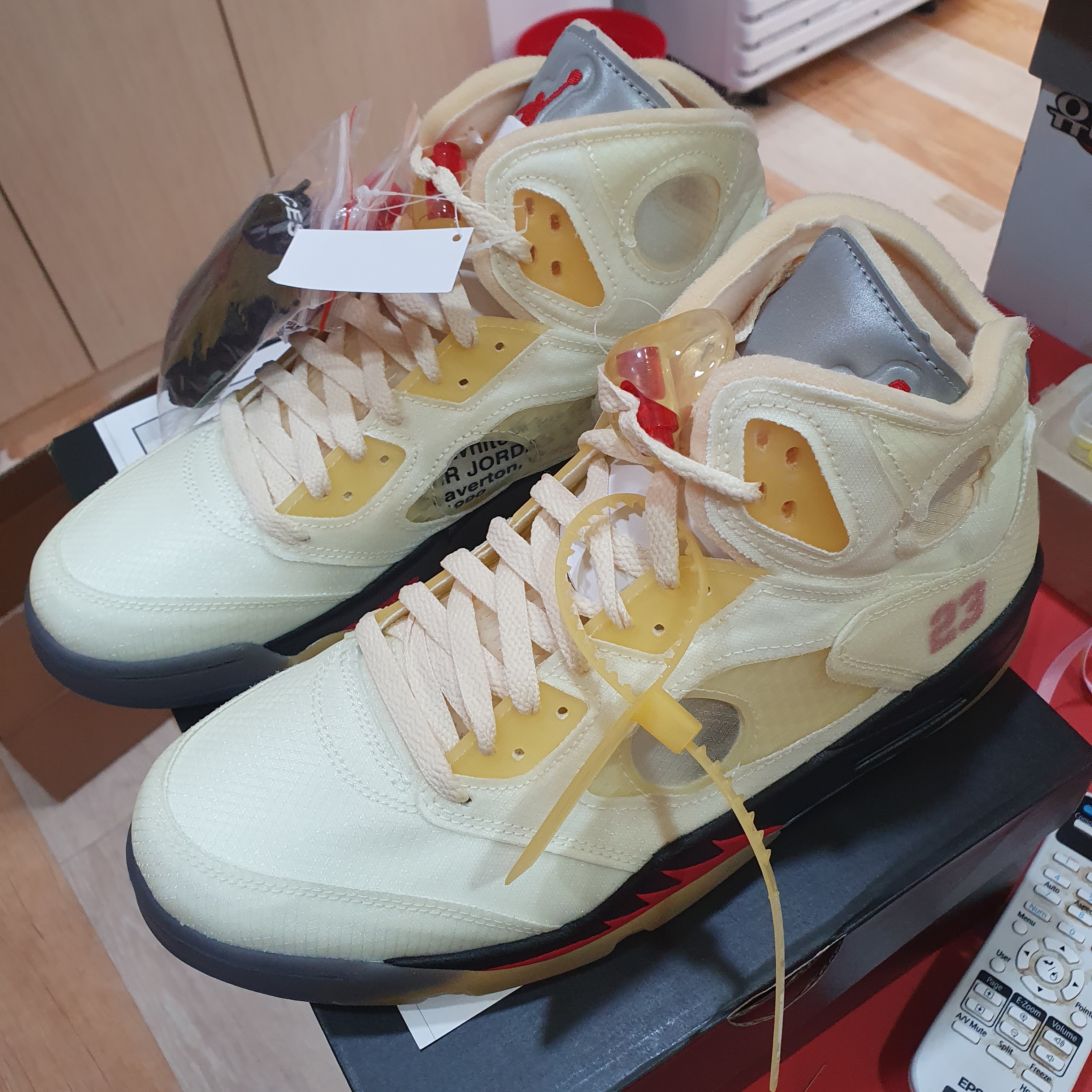 Jordan 5 x Off-White Retro SP Sail Fire Red 착용 스타일 - 1