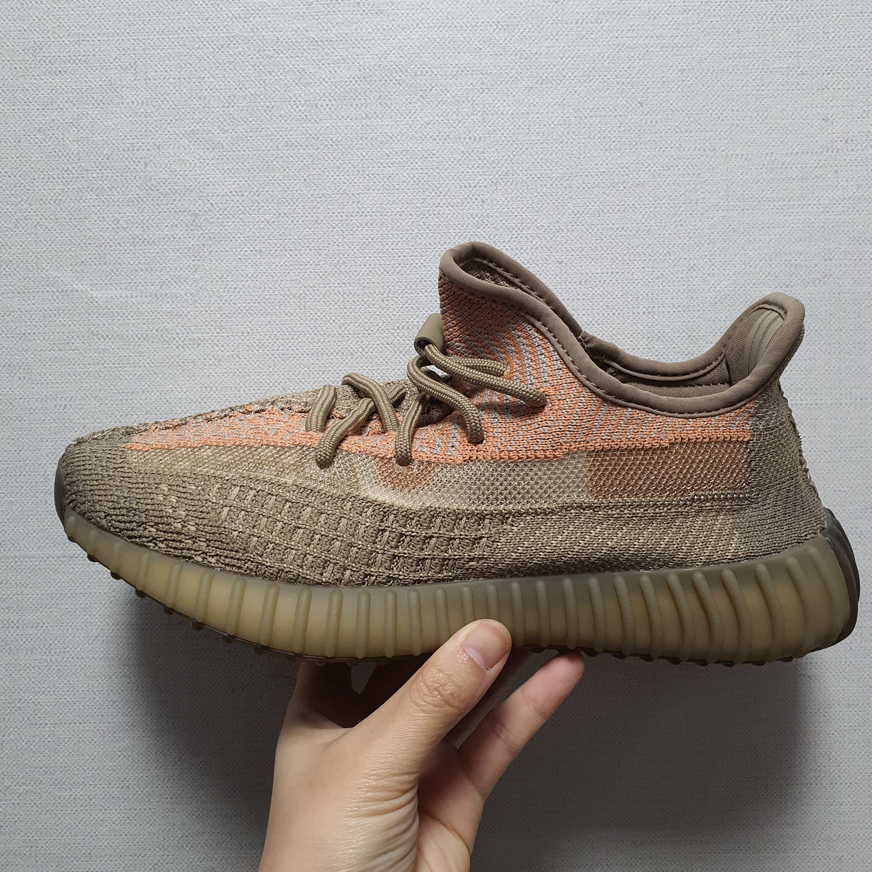 Adidas Yeezy Boost 350 V2 Sand Taupe 착용 스타일