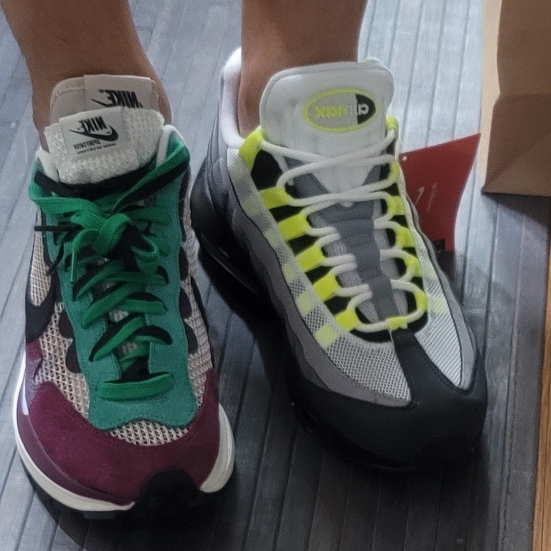 Nike Air Max 95 OG Neon Yellow 2020, Nike x Sacai VaporWaffle String & Black Villain Red 착용 스타일 - 1