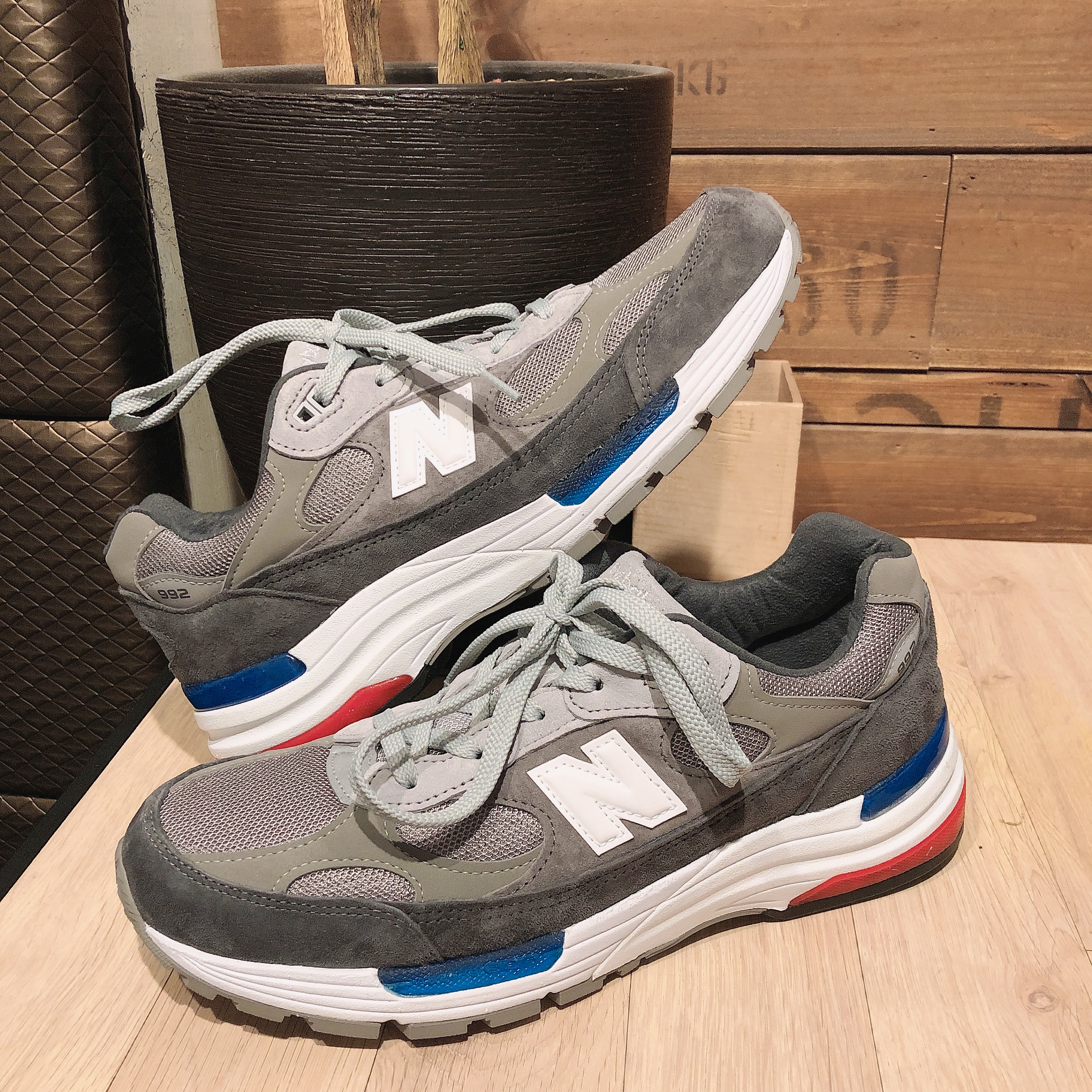 New Balance 992 Made in USA Grey Red Blue 착용 스타일 - 2