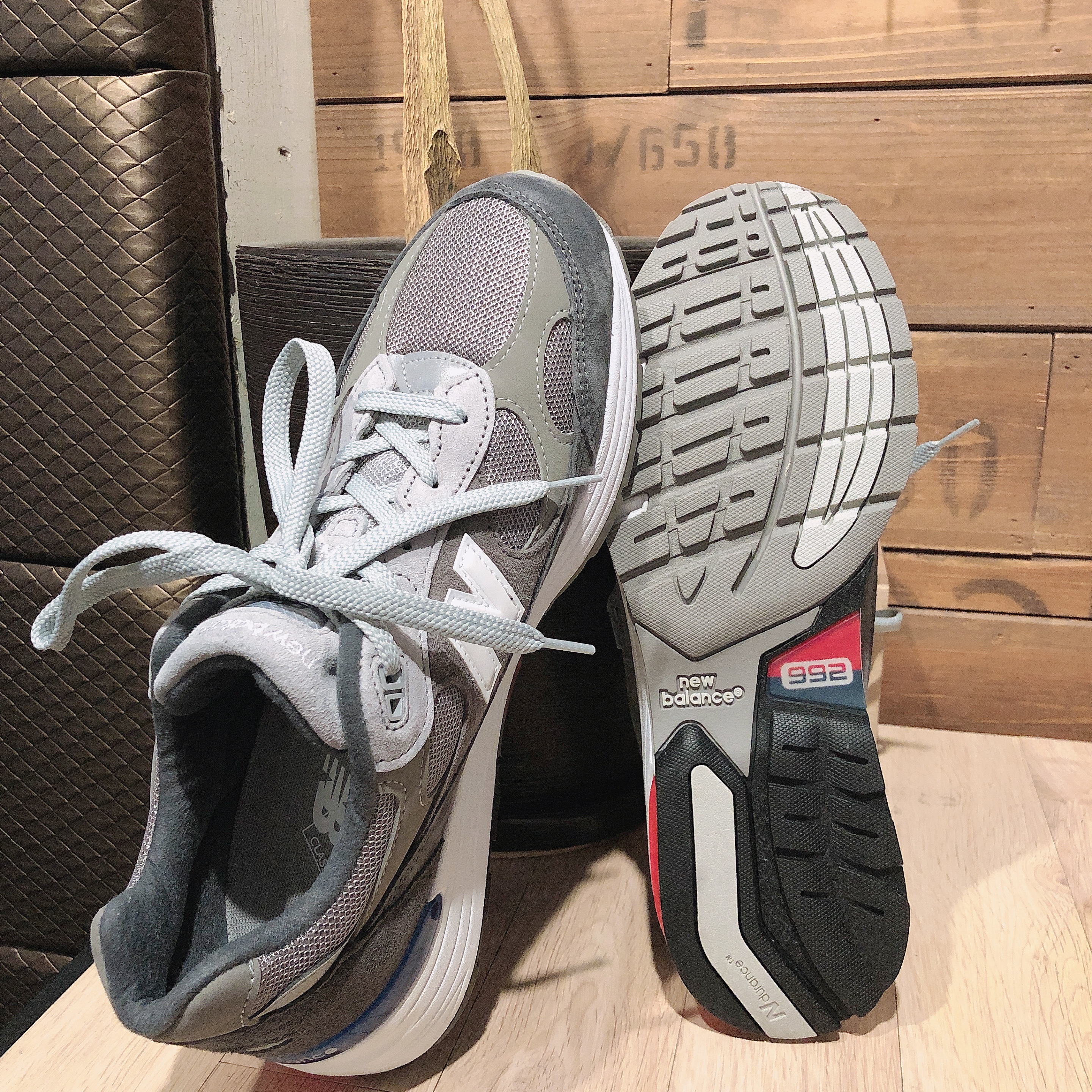 New Balance 992 Made in USA Grey Red Blue 착용 스타일 - 3