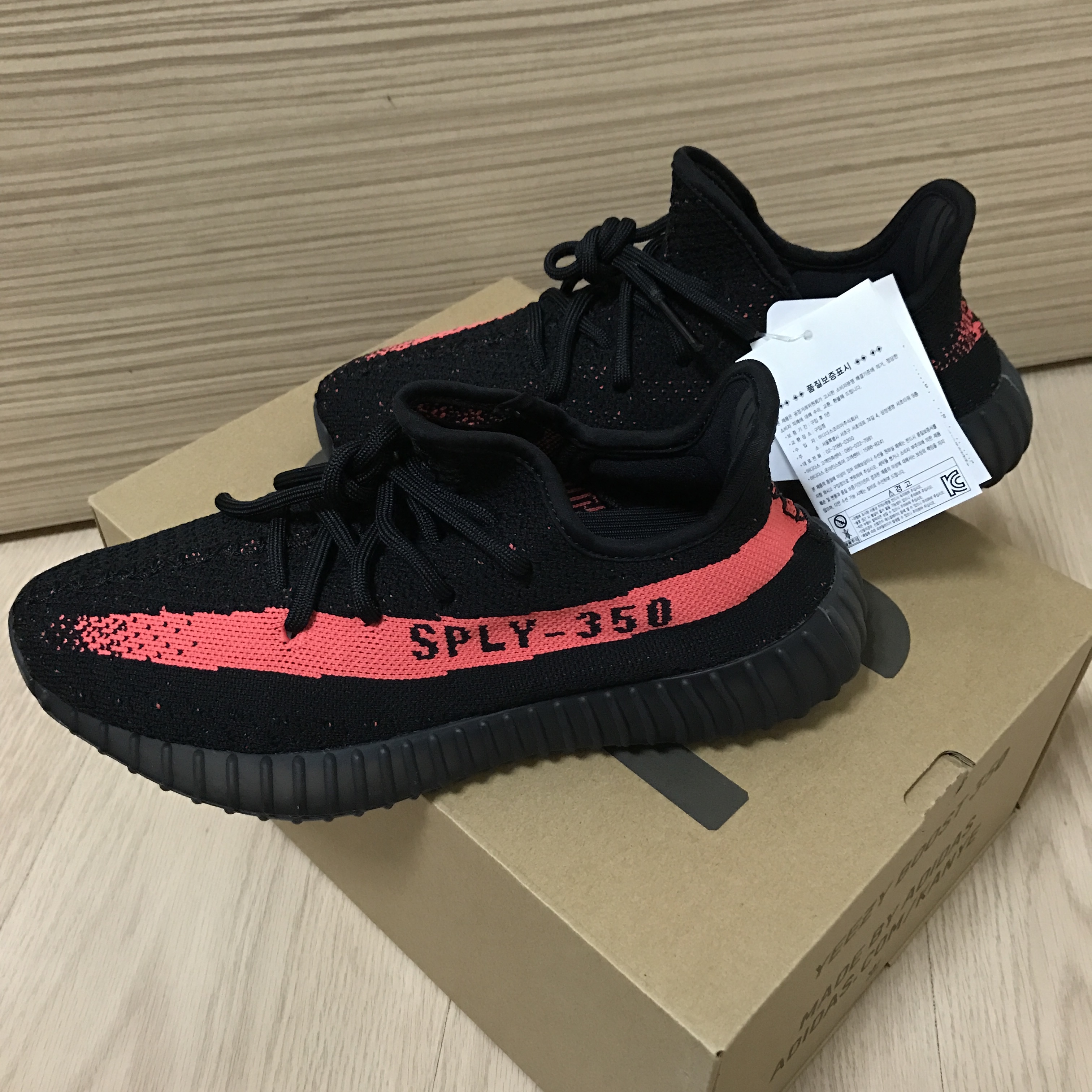 Adidas Yeezy Boost 350 V2 Core Black Red 2016 착용 스타일 - 3