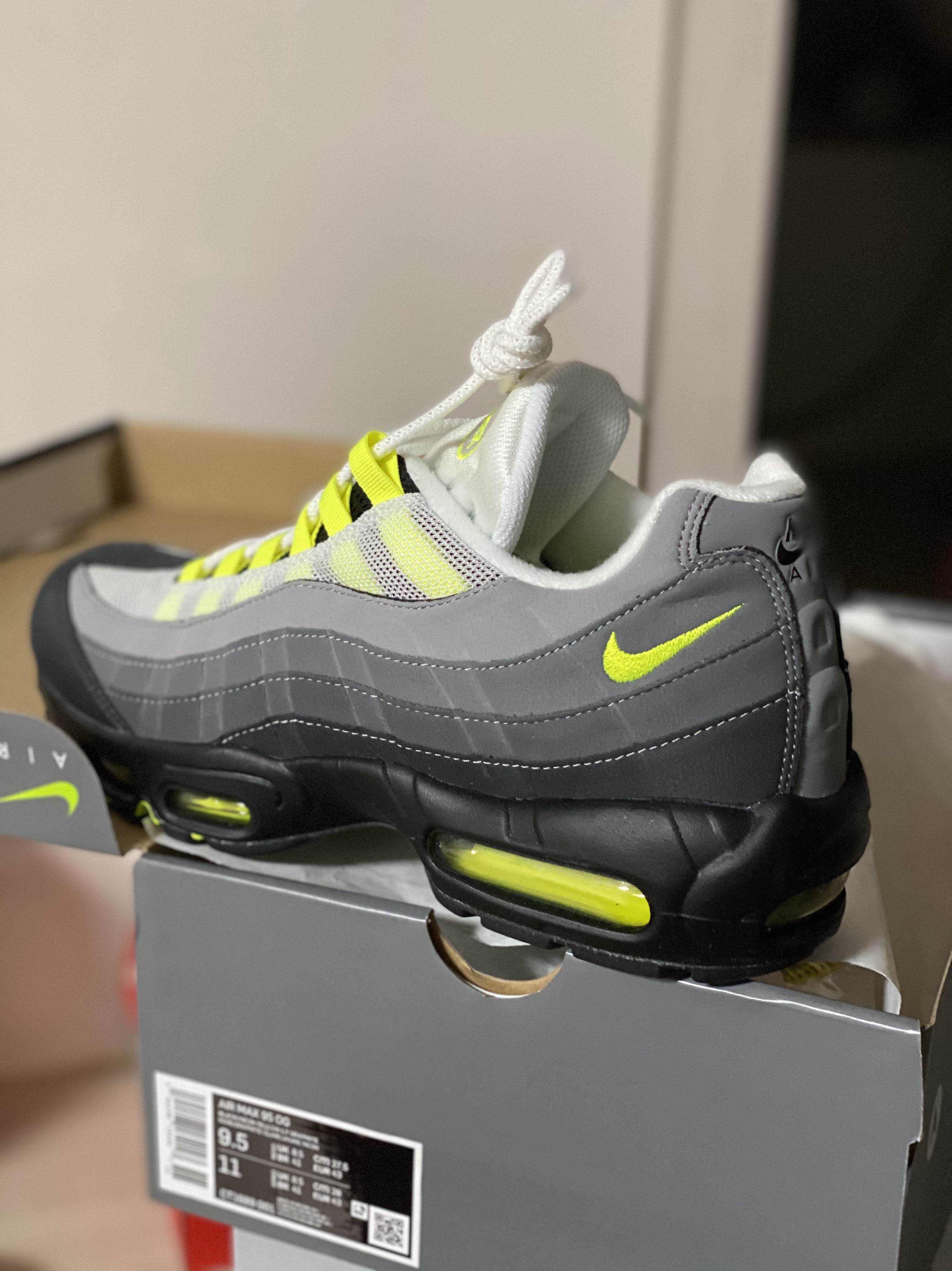 Nike Air Max 95 OG Neon Yellow 2020 착용 스타일 - 2
