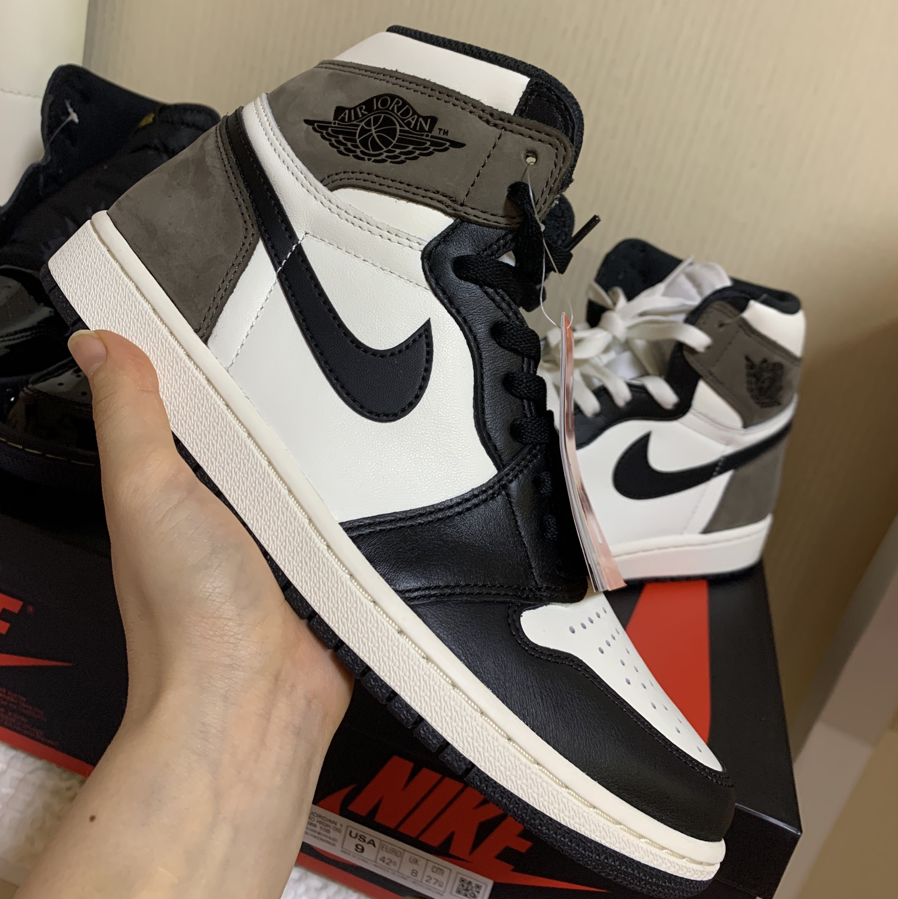 Jordan 1 Retro High OG Black Mocha, Jordan 1 Retro High OG Metallic Gold 착용 스타일 - 1