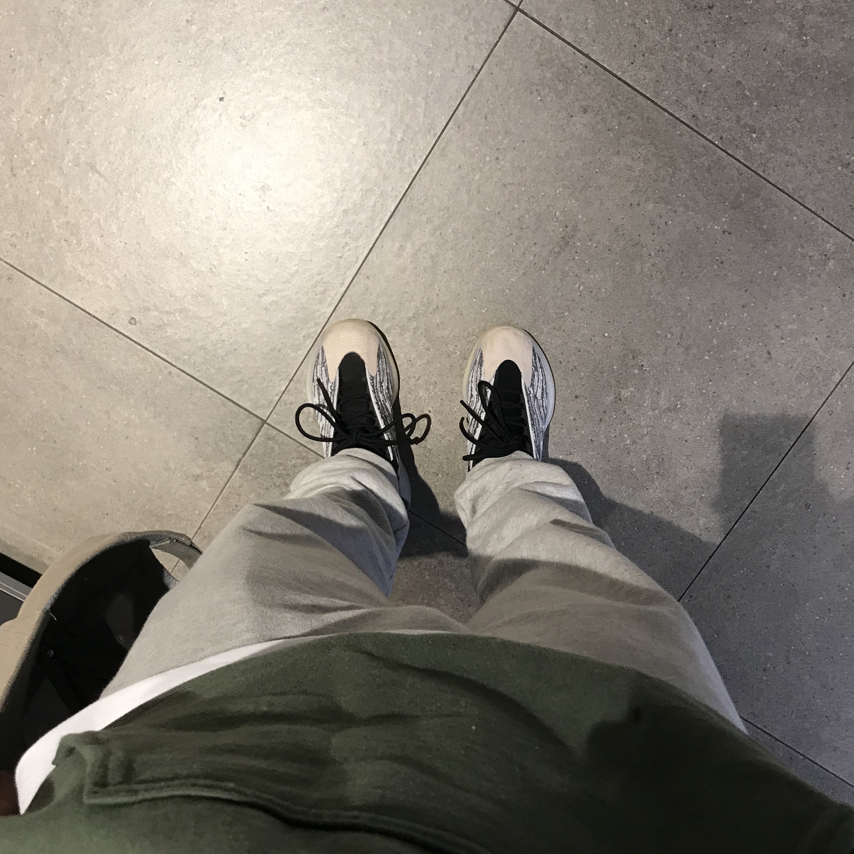Adidas Yeezy QNTM Lifestyle 착용 스타일 - 1