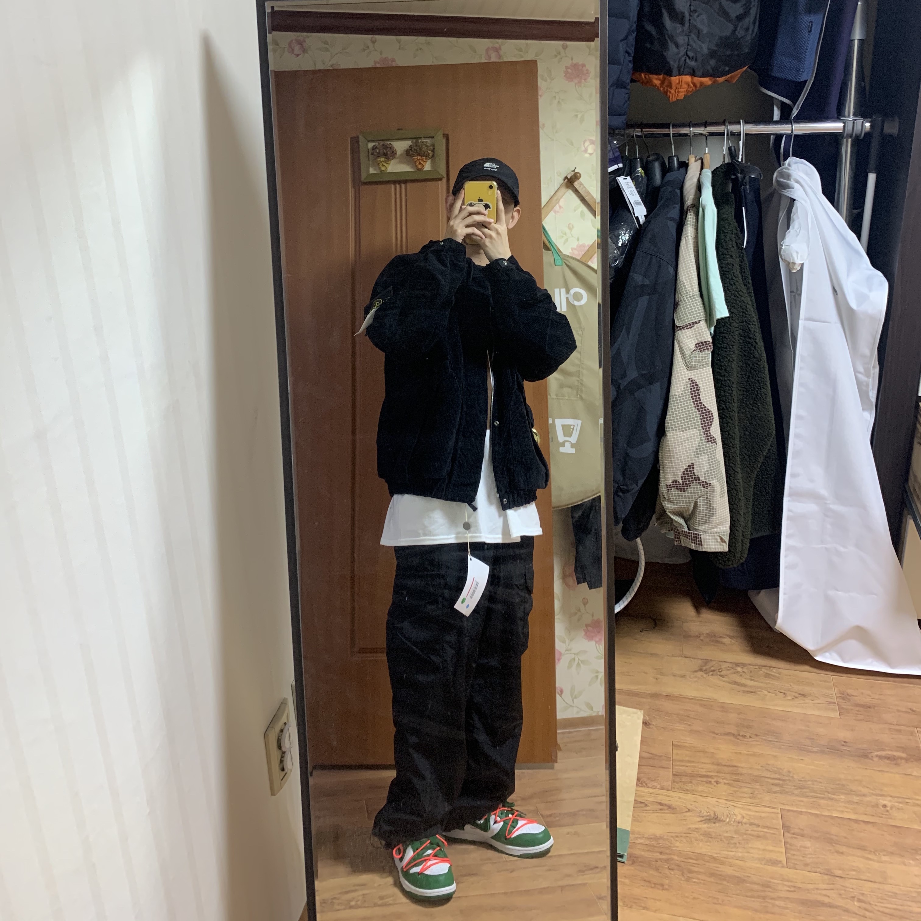 Supreme x Stone Island Corduroy Jacket Black - 20FW, Nike x Off-White Dunk Low Pine Green 착용 스타일 - 1