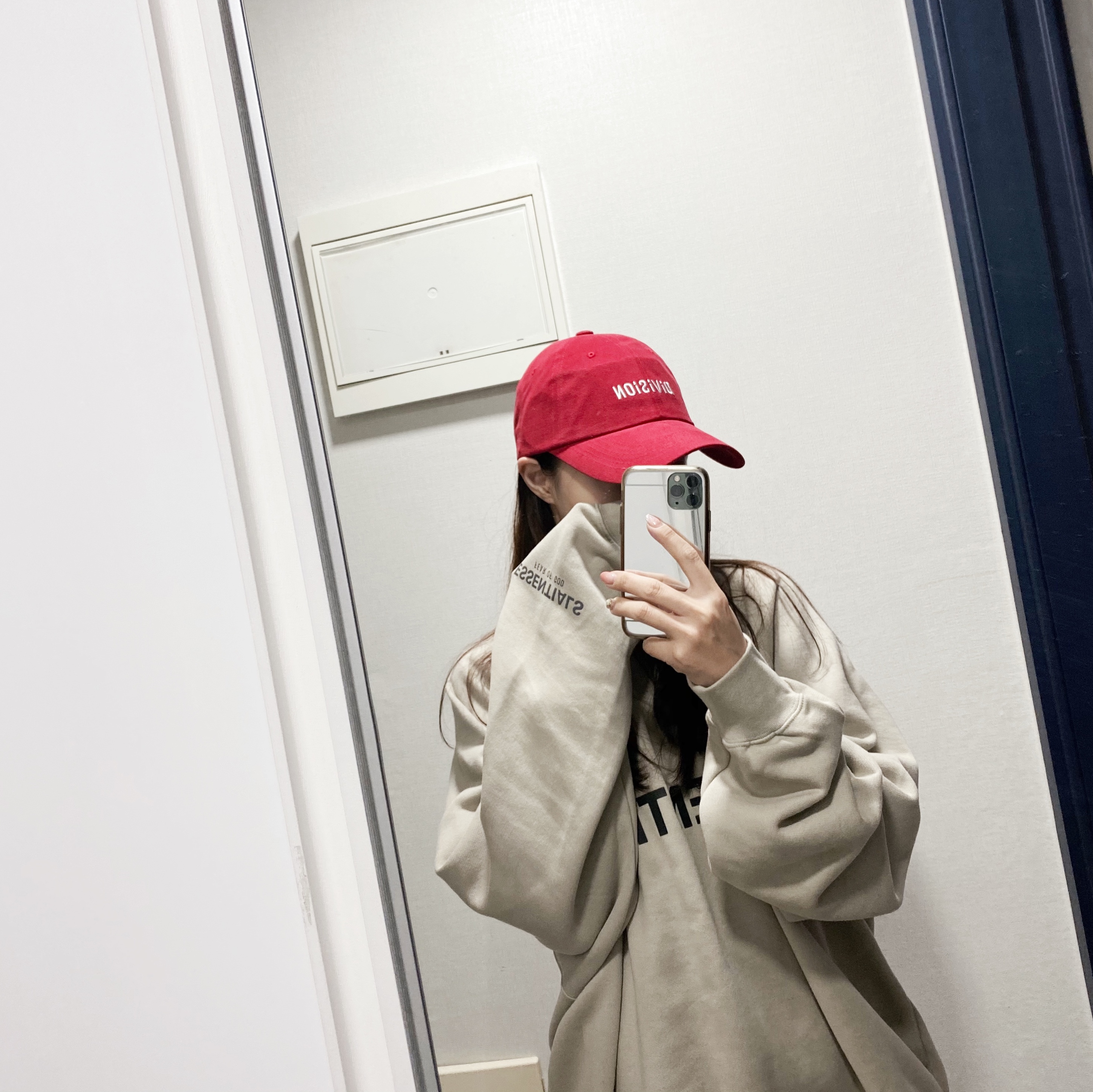 Essentials 3D Silicon Applique Crewneck String Tan - 20SS 착용 스타일 - 1