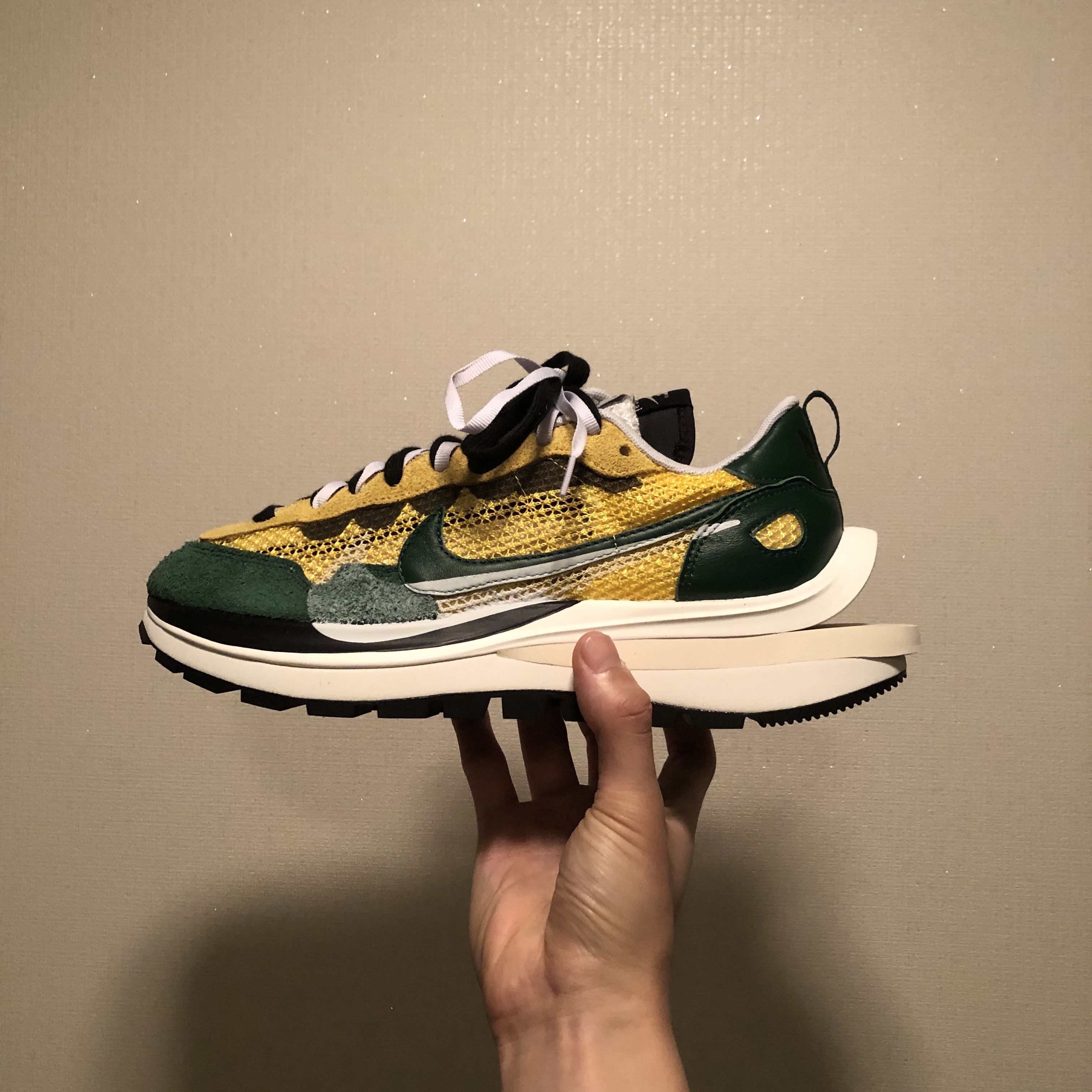 Nike x Sacai VaporWaffle Tour Yellow & Gorge Green Sail 착용 스타일 - 2