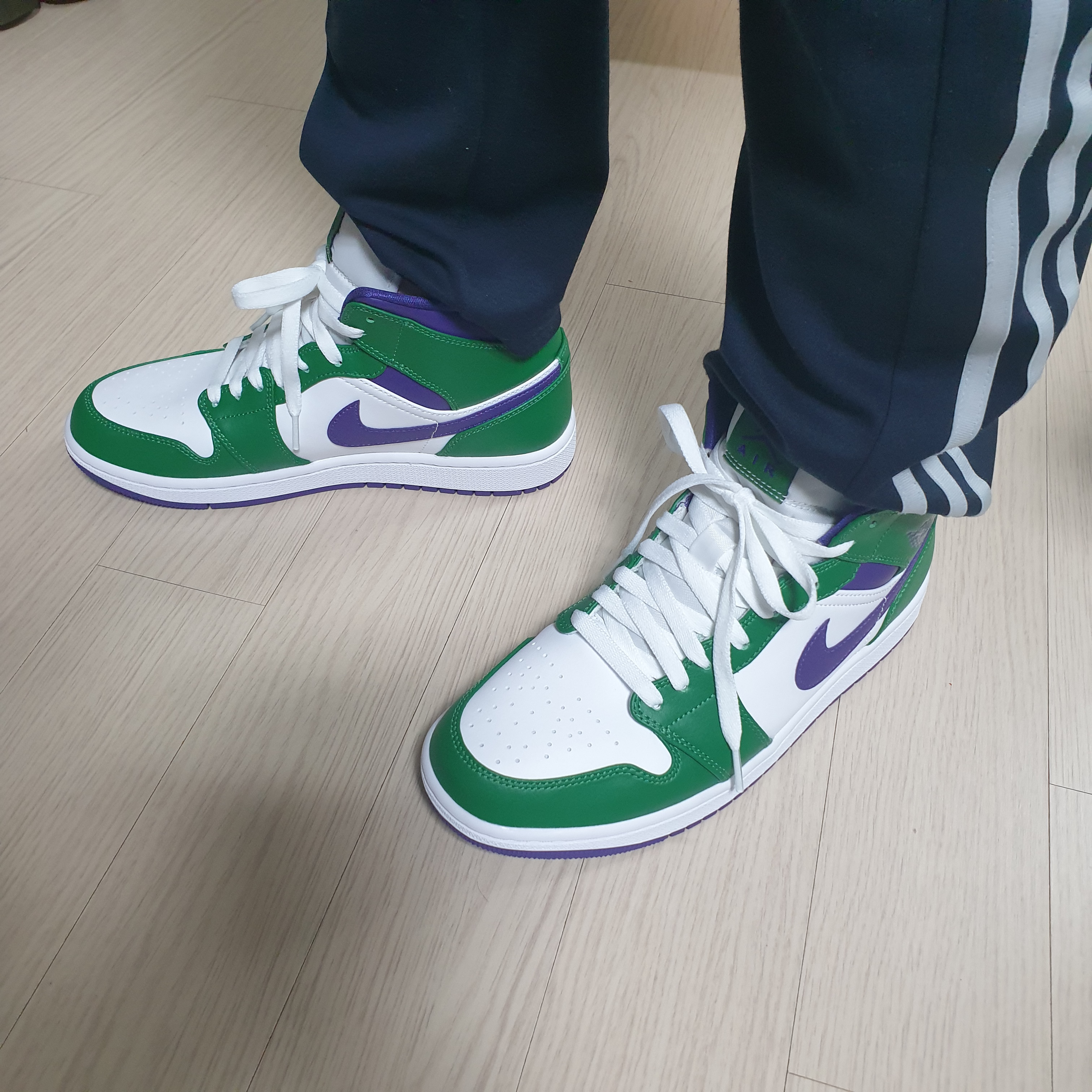 Jordan 1 Mid Incredible Hulk 착용 스타일 - 1