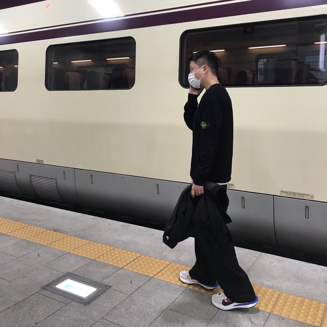 Nike x Sacai VaporWaffle Royal Fuchsia 착용 스타일
