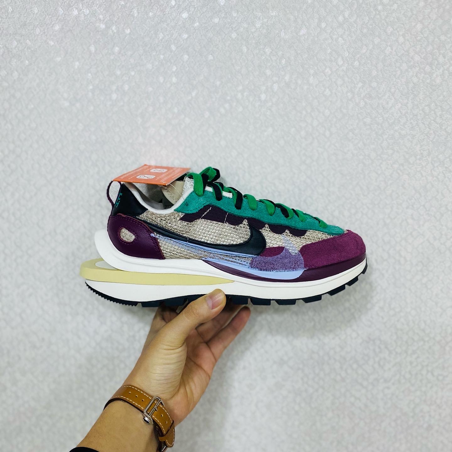Nike x Sacai VaporWaffle String & Black Villain Red 착용 스타일 - 2