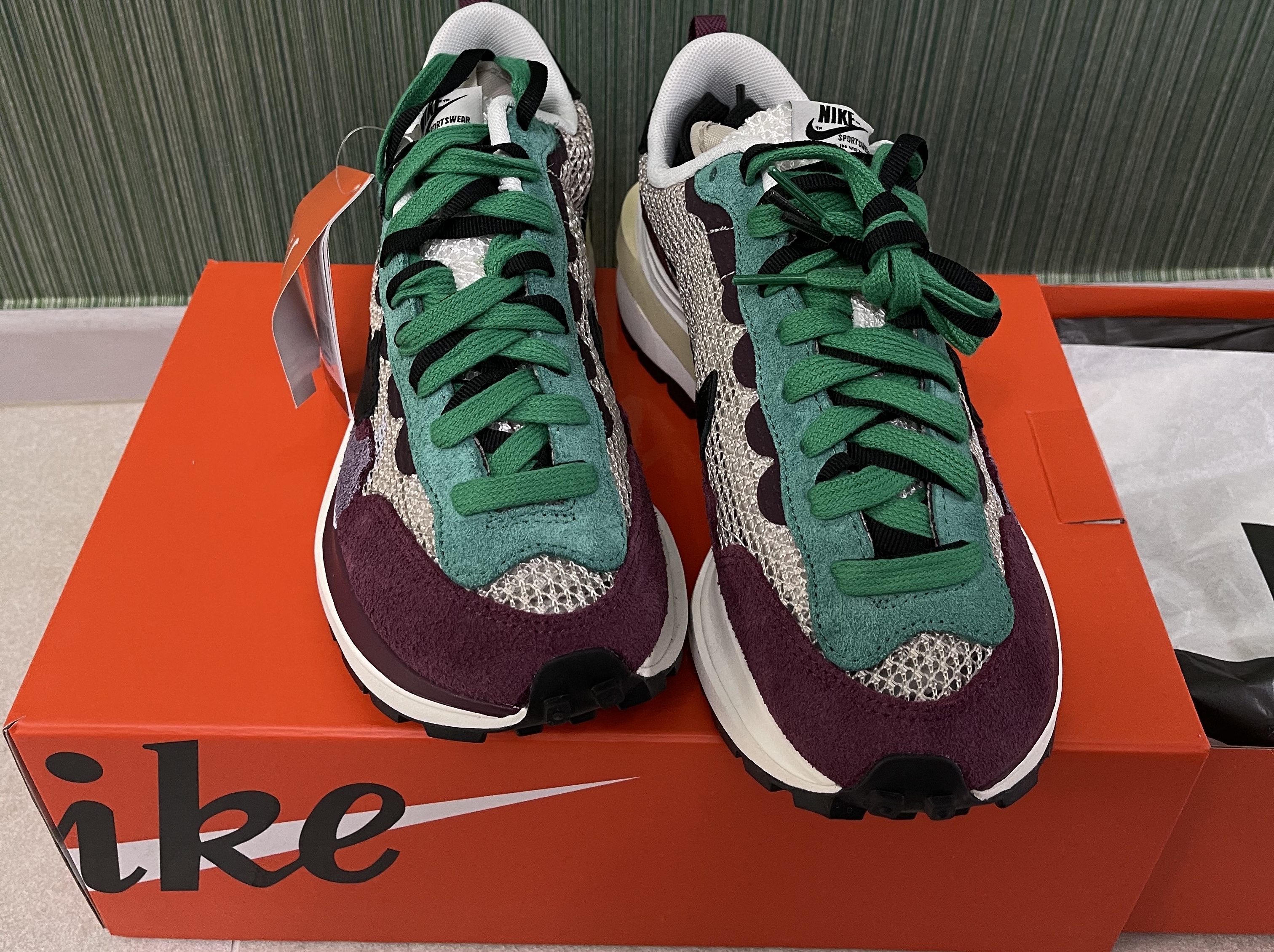 Nike x Sacai VaporWaffle String & Black Villain Red 착용 스타일 - 2