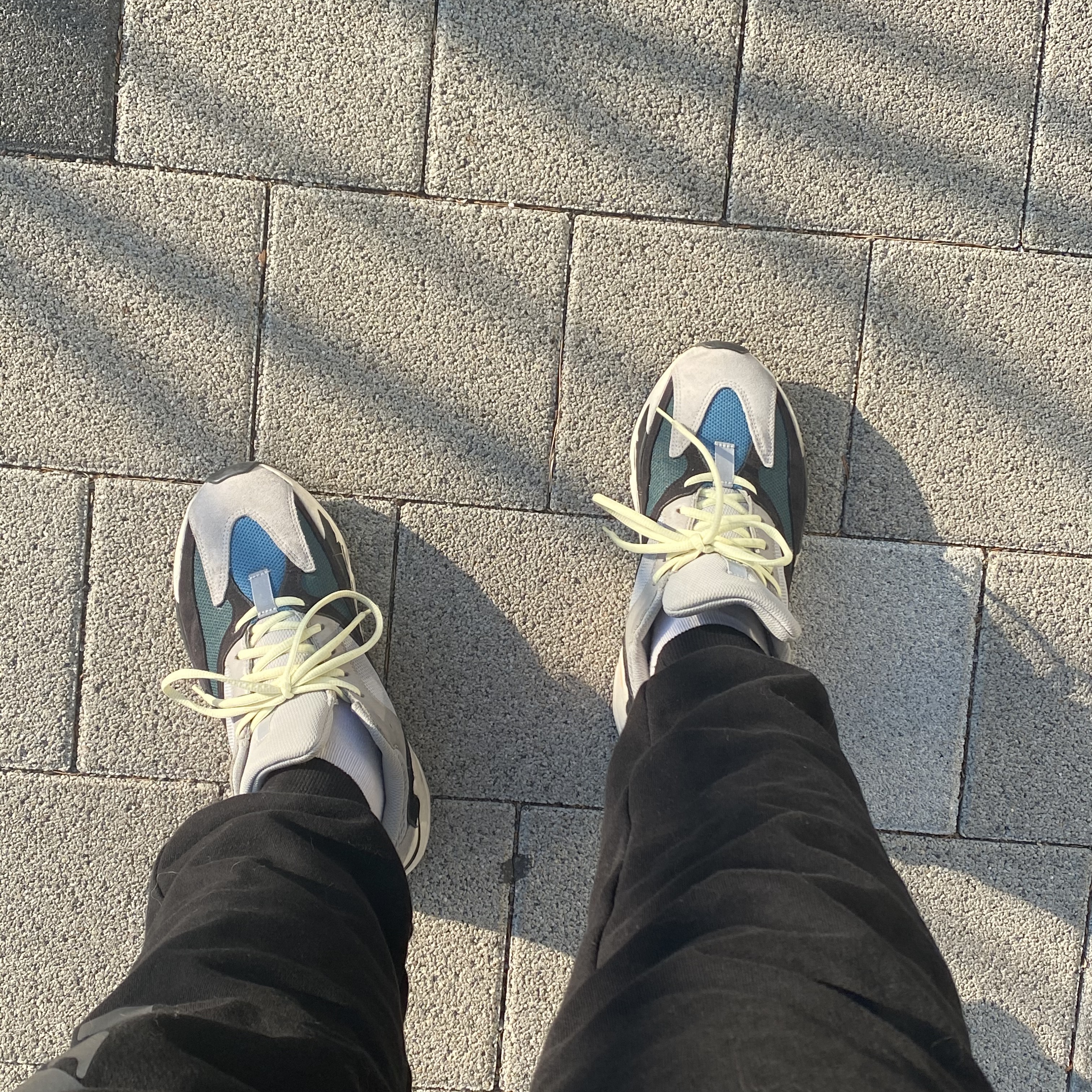 Adidas Yeezy Boost 700 Wave Runner Solid Grey 2017/2019, Jordan 1 Retro High OG Royal Toe 착용 스타일