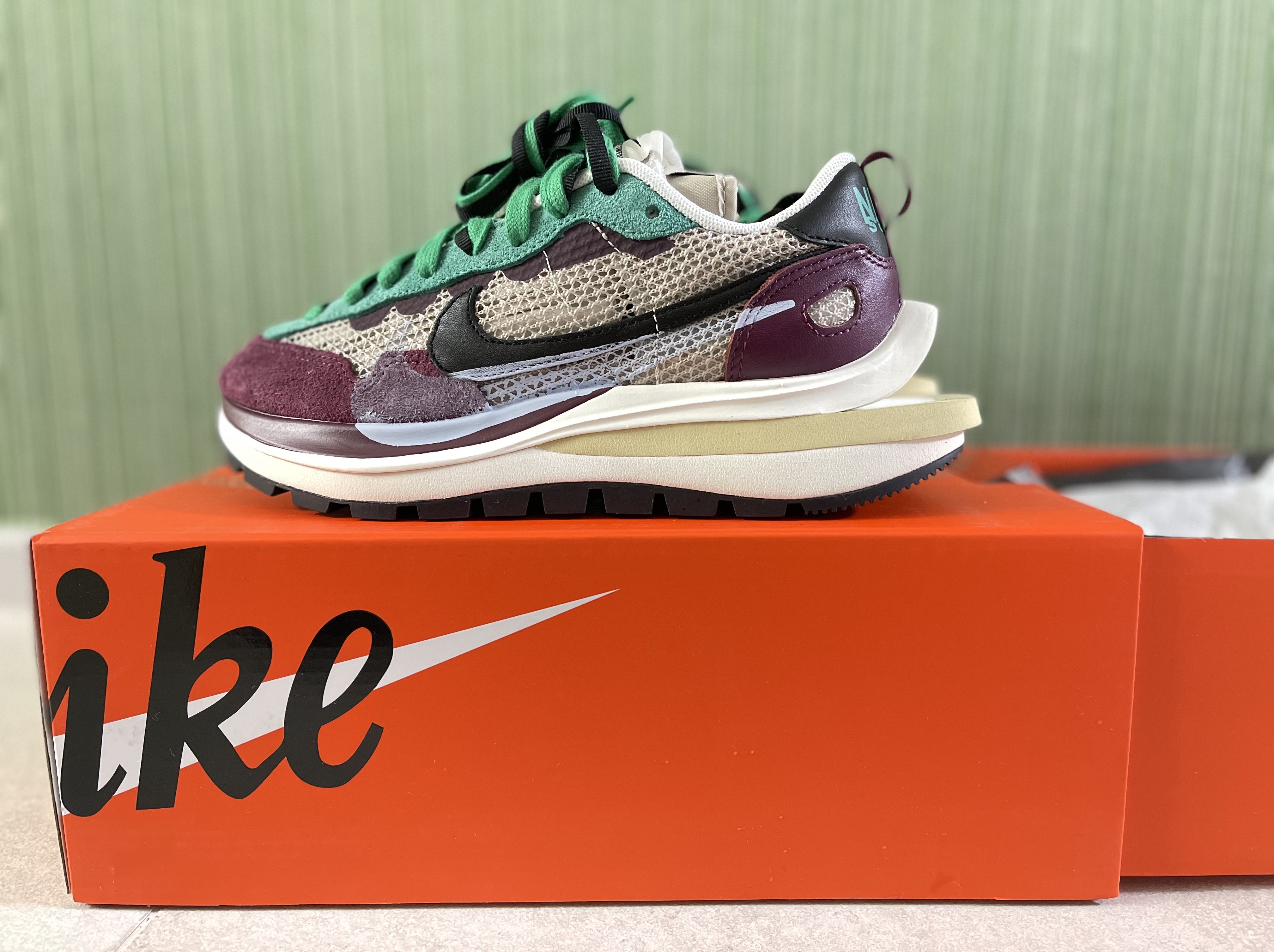 Nike x Sacai VaporWaffle String & Black Villain Red 착용 스타일 - 1