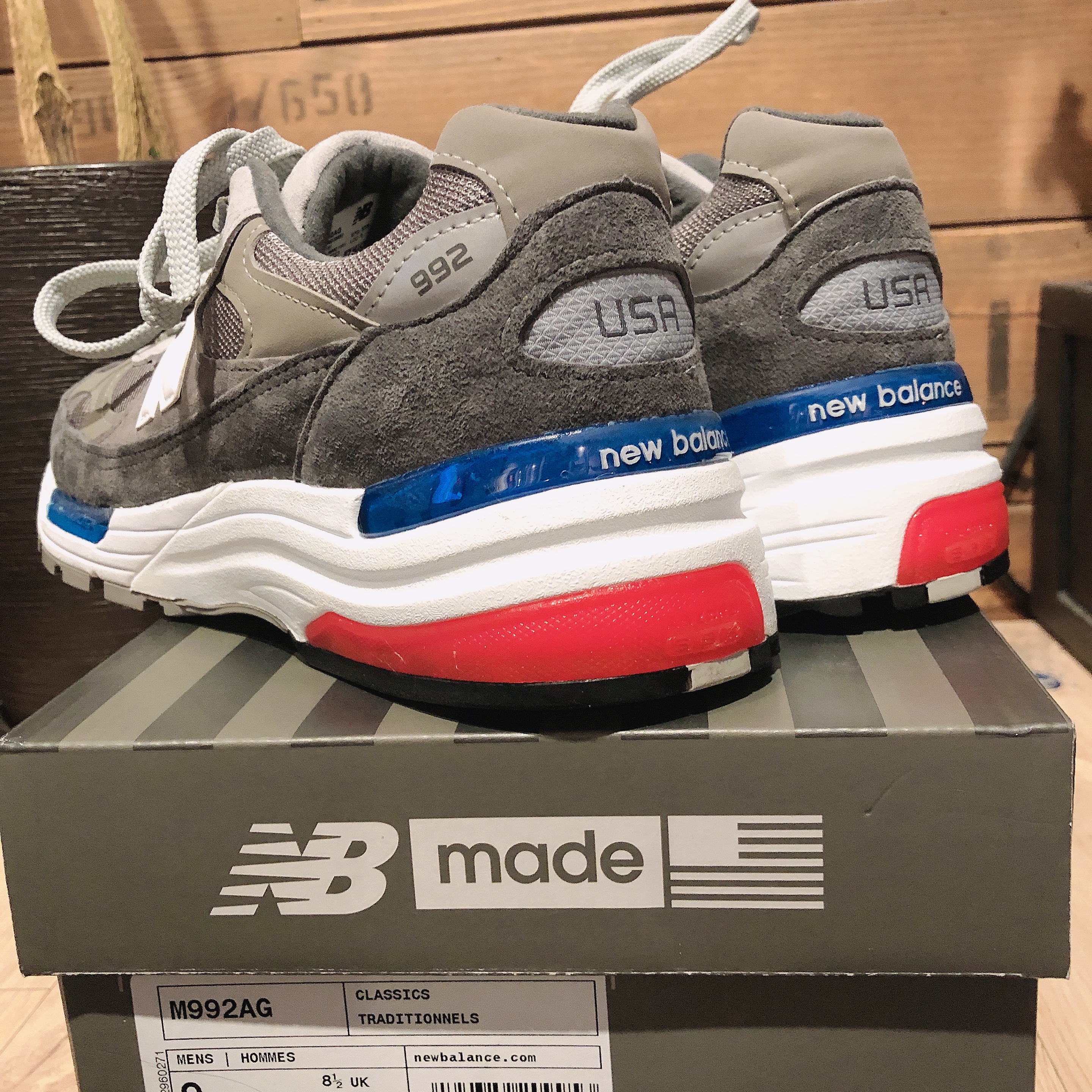 New Balance 992 Made in USA Grey Red Blue 착용 스타일 - 1