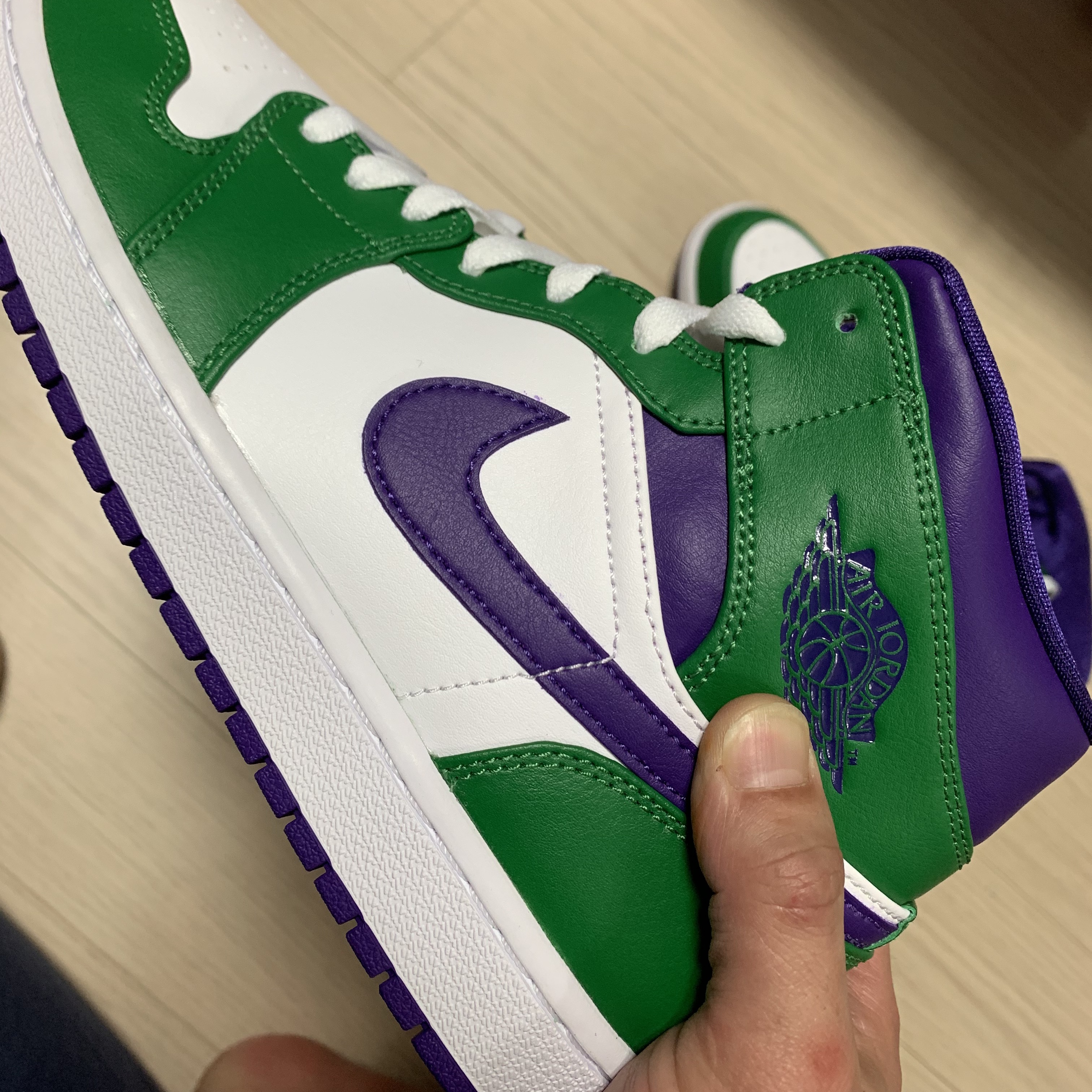 Jordan 1 Mid Incredible Hulk 착용 스타일 - 2