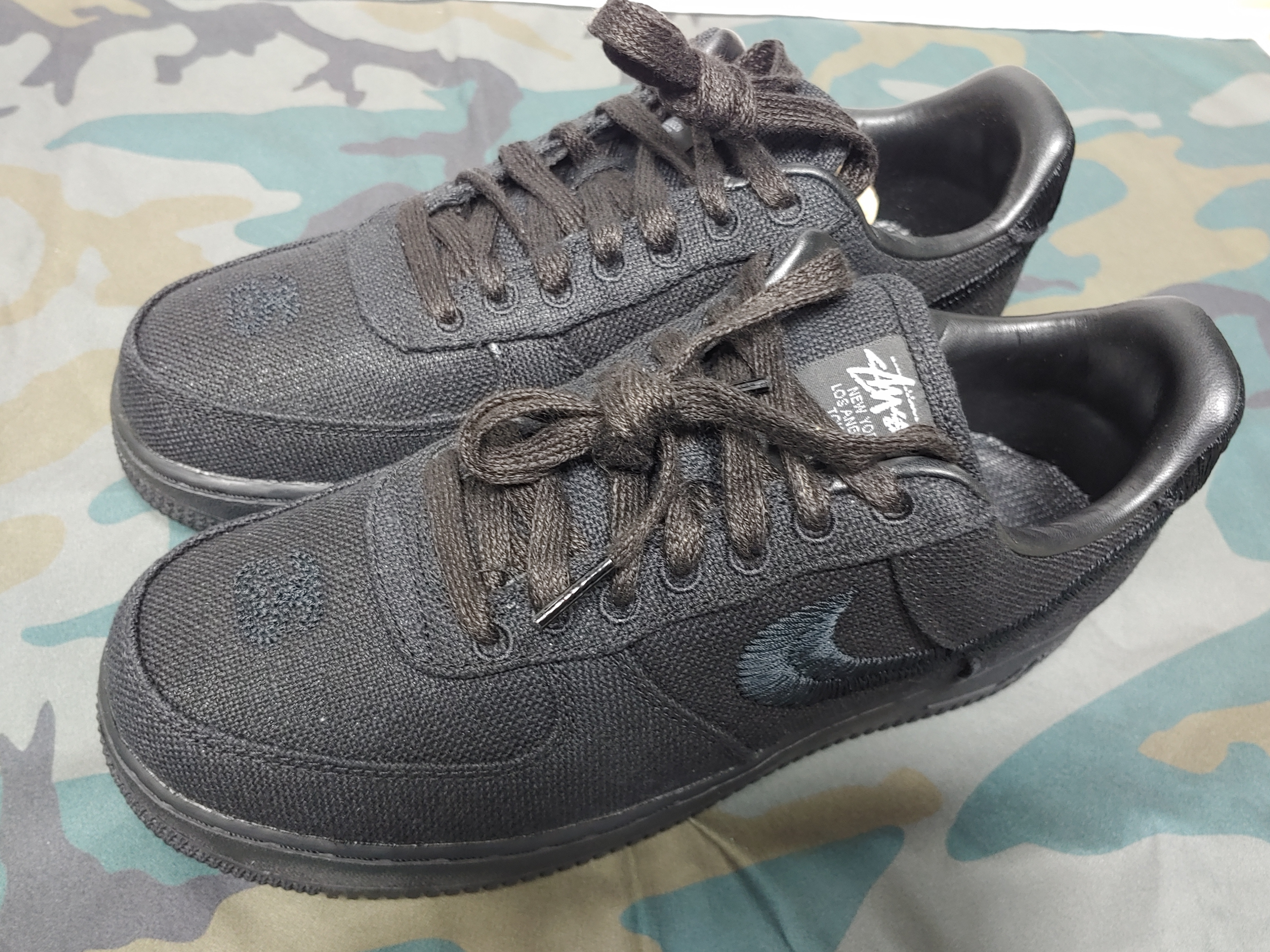 Nike x Stussy Air Force 1 Low Triple Black 착용 스타일 - 1