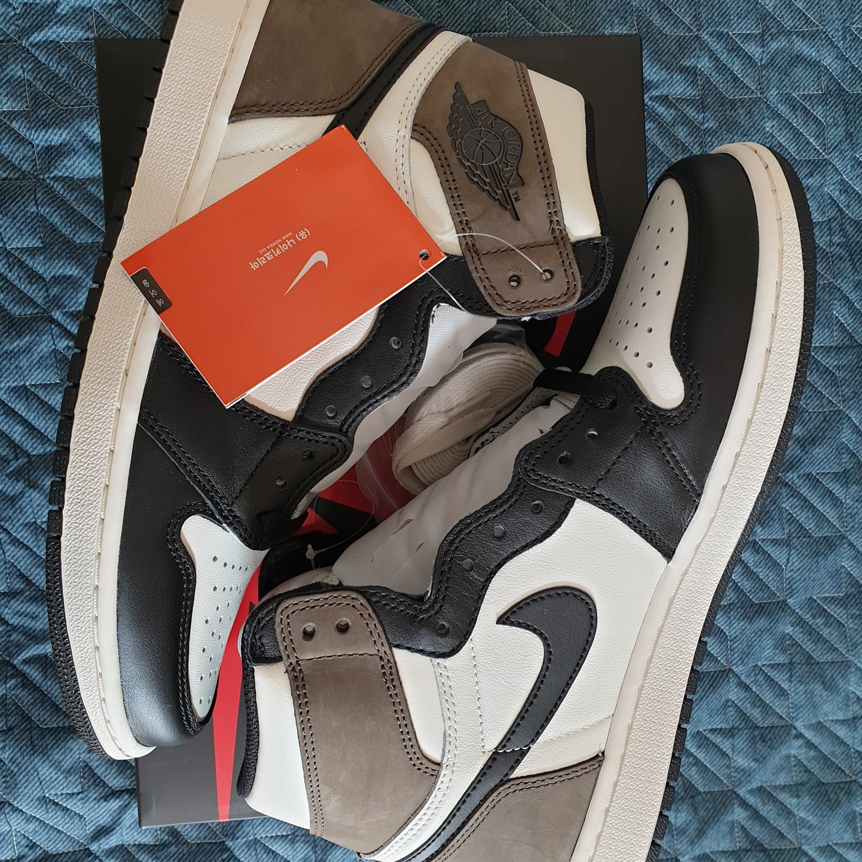 Jordan 1 Retro High OG Black Mocha 착용 스타일 - 3