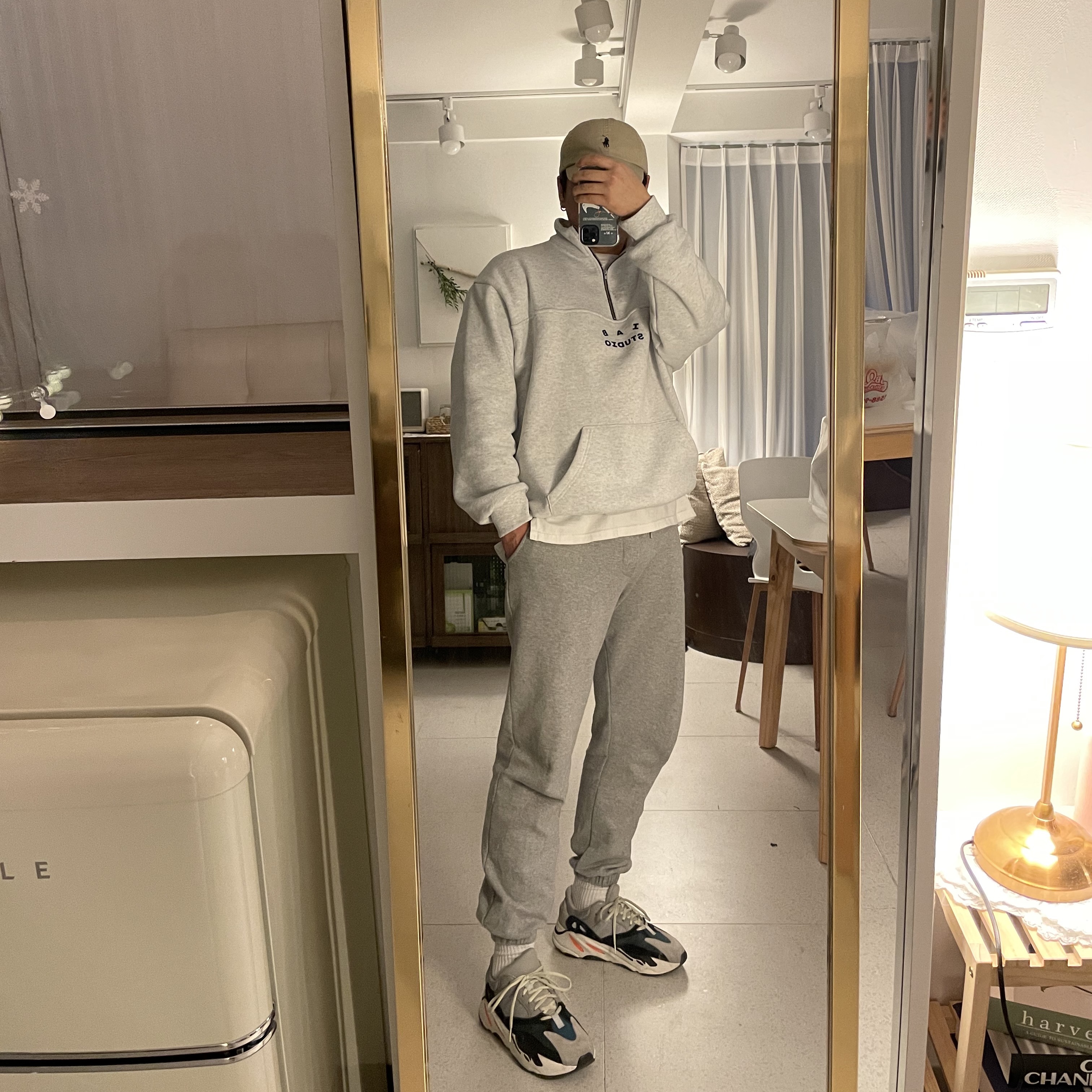 Adidas Yeezy Boost 700 Wave Runner Solid Grey 2017/2019, IAB Studio Half Zip Pullover Light Gray 착용 스타일