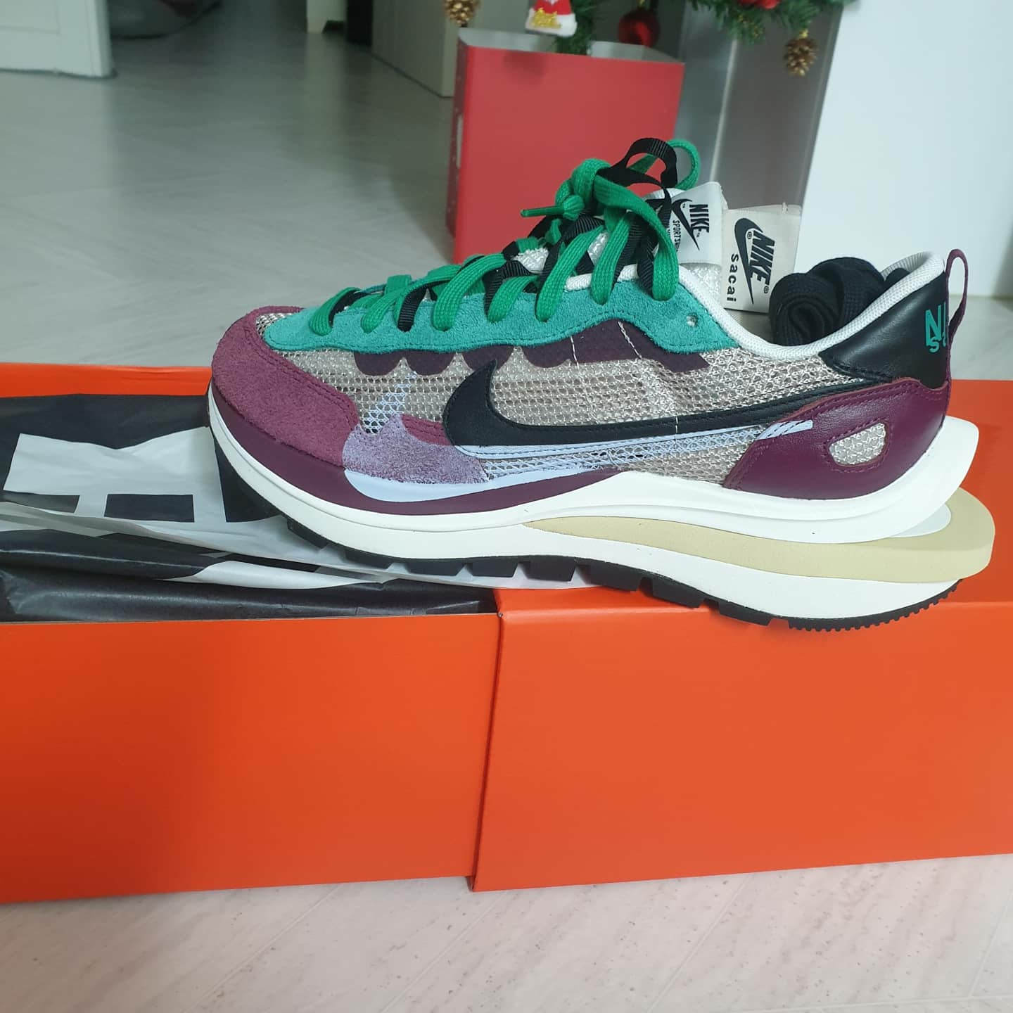 Nike x Sacai VaporWaffle String & Black Villain Red 착용 스타일