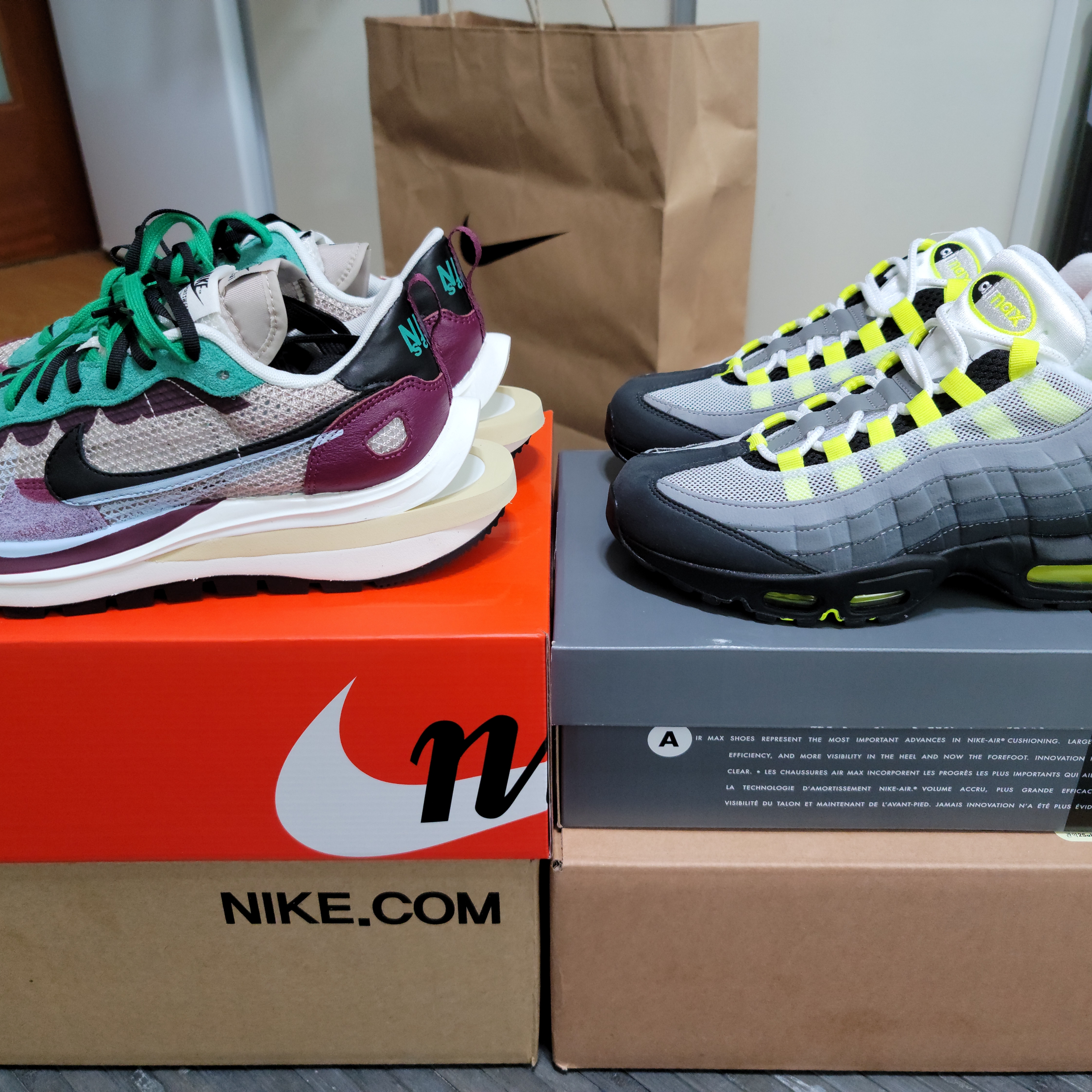 Nike Air Max 95 OG Neon Yellow 2020, Nike x Sacai VaporWaffle String & Black Villain Red 착용 스타일 - 2